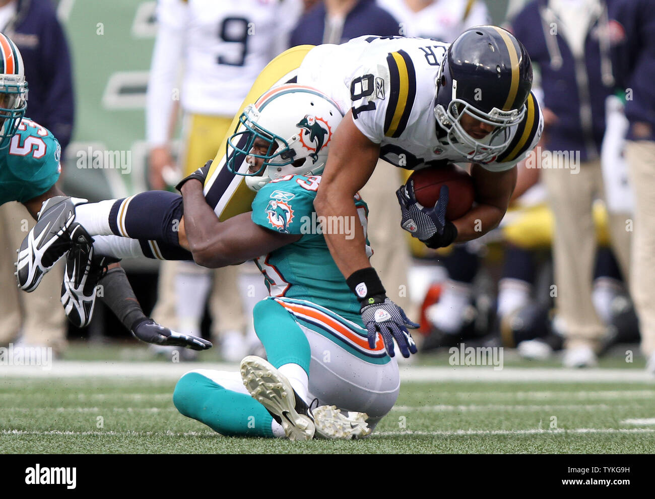 New York Jets Dustin Keller est tackeled Dolphins de Miami par Nathan Jones (33) dans le premier trimestre au cours de la semaine 8 de la saison NFL au Giants Stadium à East Rutherford, New Jersey le 1 novembre 2009. UPI /John Angelillo Banque D'Images