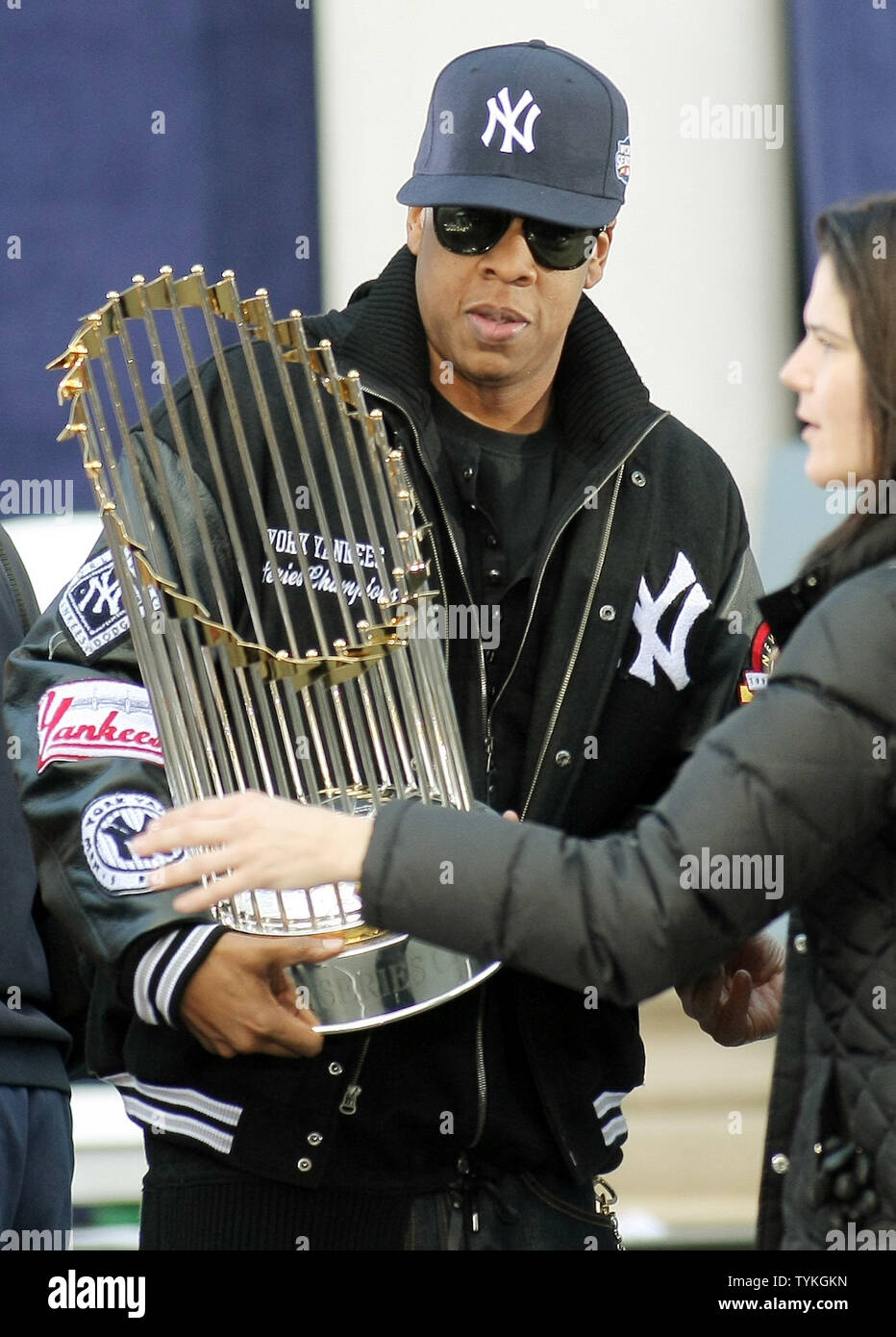 Singer Jay Z réaliser des contrôles sur les World Series trophy après les  Yankees de New York ont été honorés pour leur gagner la Série mondiale à  l'Hôtel de ville suite à