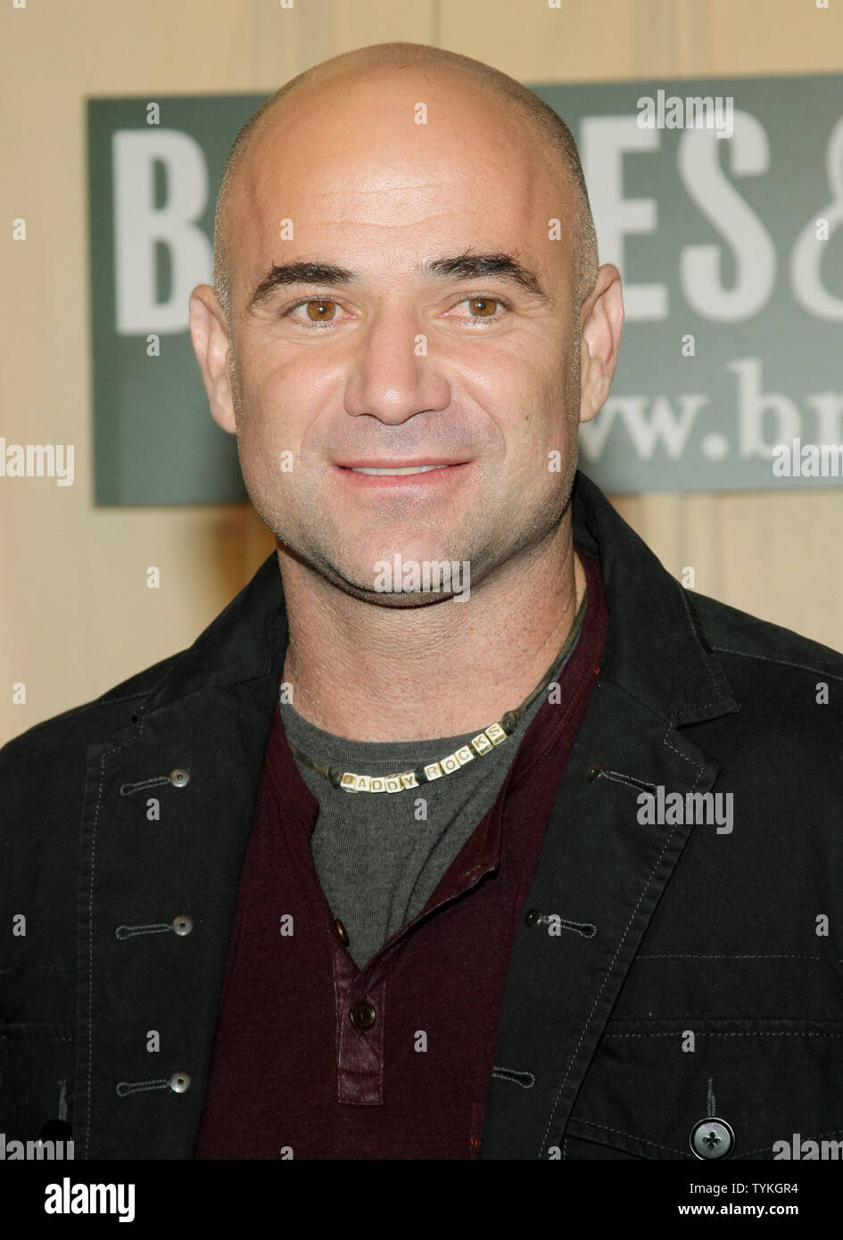 Andre Agassi fait la promotion de son nouveau livre "ouvert" à la librairie Barnes and Noble, le 12 novembre 2009 à New York. Dans son autobiographie les huit fois champion du Grand Chelem prétend avoir utilisé la méthamphétamine en cristaux dans les années 1990 et a échoué un test de dépistage des drogues. UPI/Monika Graff.. Banque D'Images