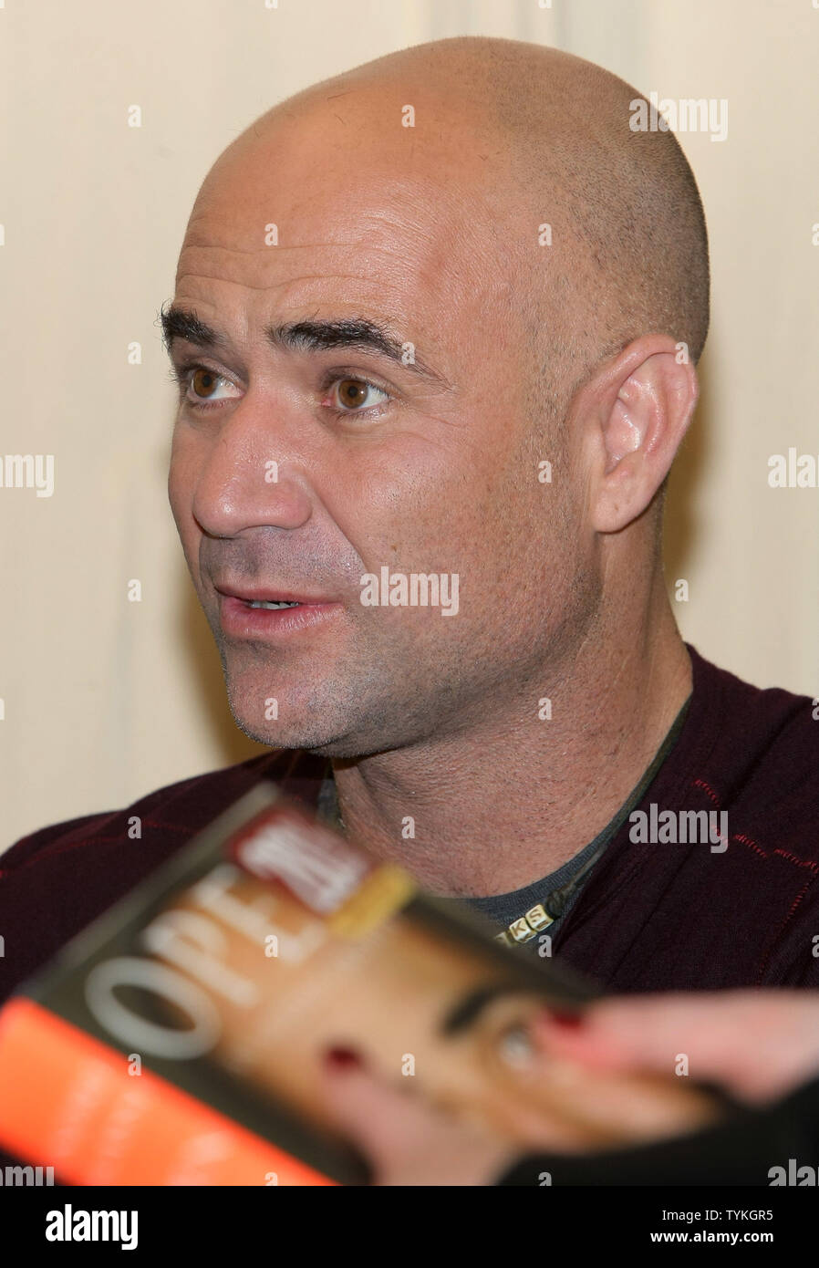 Andre Agassi fait la promotion de son nouveau livre "ouvert" à la librairie Barnes and Noble, le 12 novembre 2009 à New York. Dans son autobiographie les huit fois champion du Grand Chelem prétend avoir utilisé la méthamphétamine en cristaux dans les années 1990 et a échoué un test de dépistage des drogues. UPI/Monika Graff.. Banque D'Images