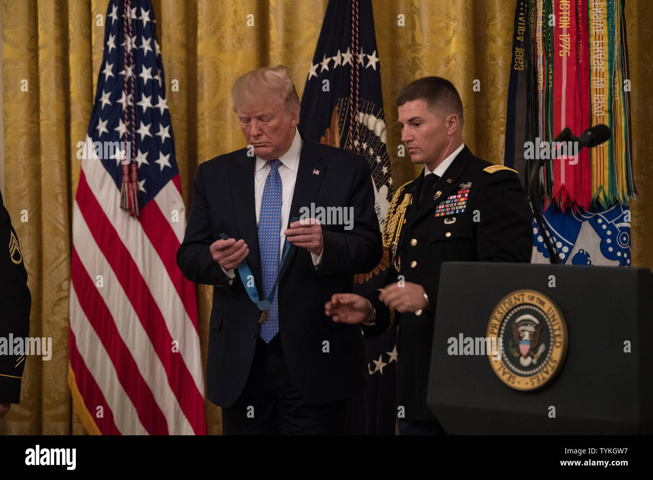 Le président Donald J. Trump remet la Médaille d'honneur de l'ancien personnel de l'armée américaine Sgt David G. Bellavia lors d'une cérémonie à la Maison Blanche à Washington, D.C., le 25 juin 2019. Bellavia a reçu la médaille d'Honneur (Date), 2019, pour des actions tout en agissant comme un chef d'équipe avec la 1ère Division d'infanterie à l'appui de l'Opération Phantom Fury à Fallujah, Iraq lorsqu'une escouade de son peloton a été coincé par un feu nourri de l'ennemi. (U.S. Photo de l'armée par le Sgt. Kevin Roy) Banque D'Images