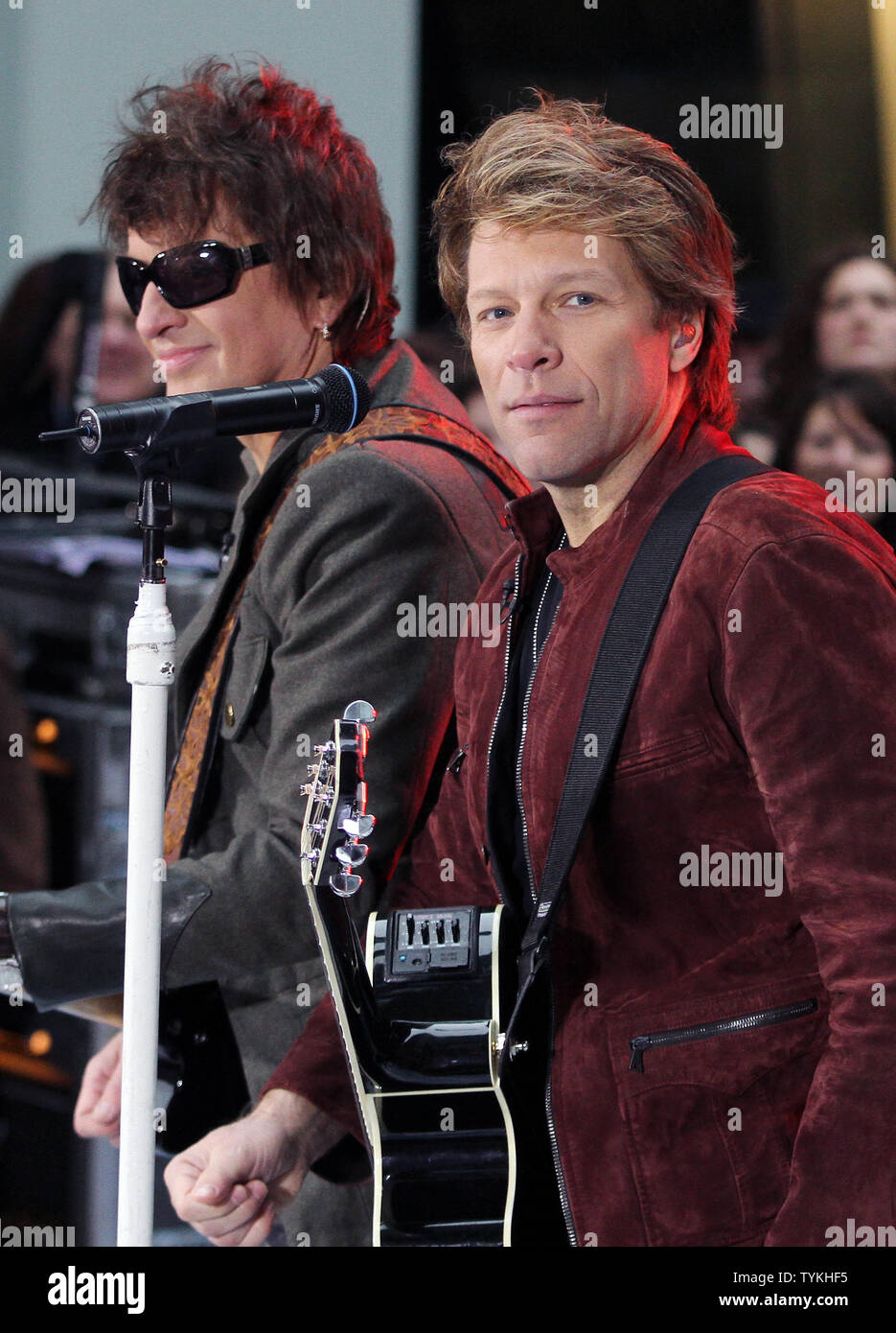 Jon Bon Jovi et Richie Sambora de Bon Jovi effectuer sur le NBC Today Show du Rockefeller Center à New York le 25 novembre 2009. UPI/John Angelillo . Banque D'Images