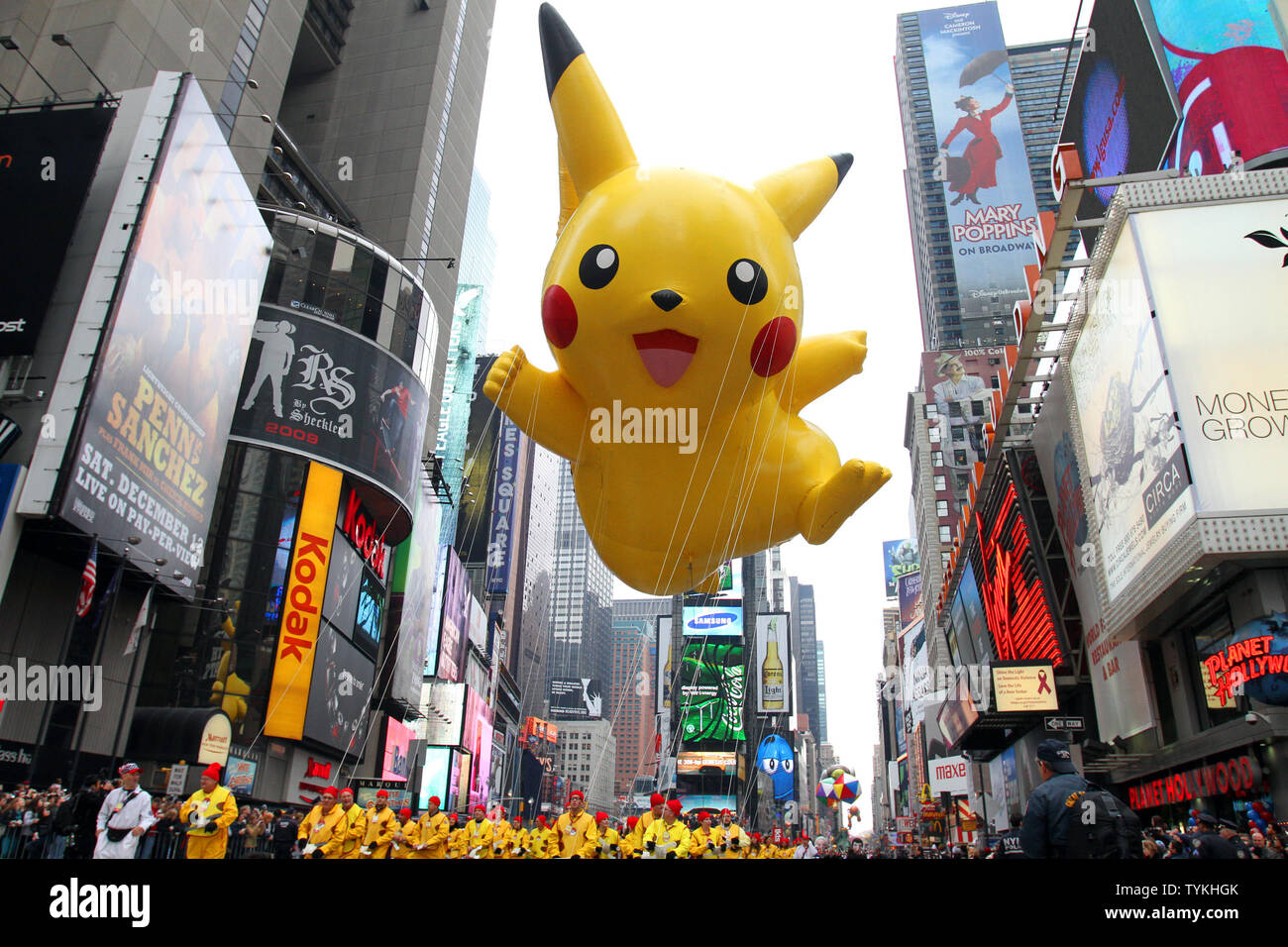 Le ballon flotte vers le bas le Pikachu défilé au 83e Macy's Thanksgiving Day Parade à New York le 26 novembre 2009. UPI/John Angelillo Banque D'Images