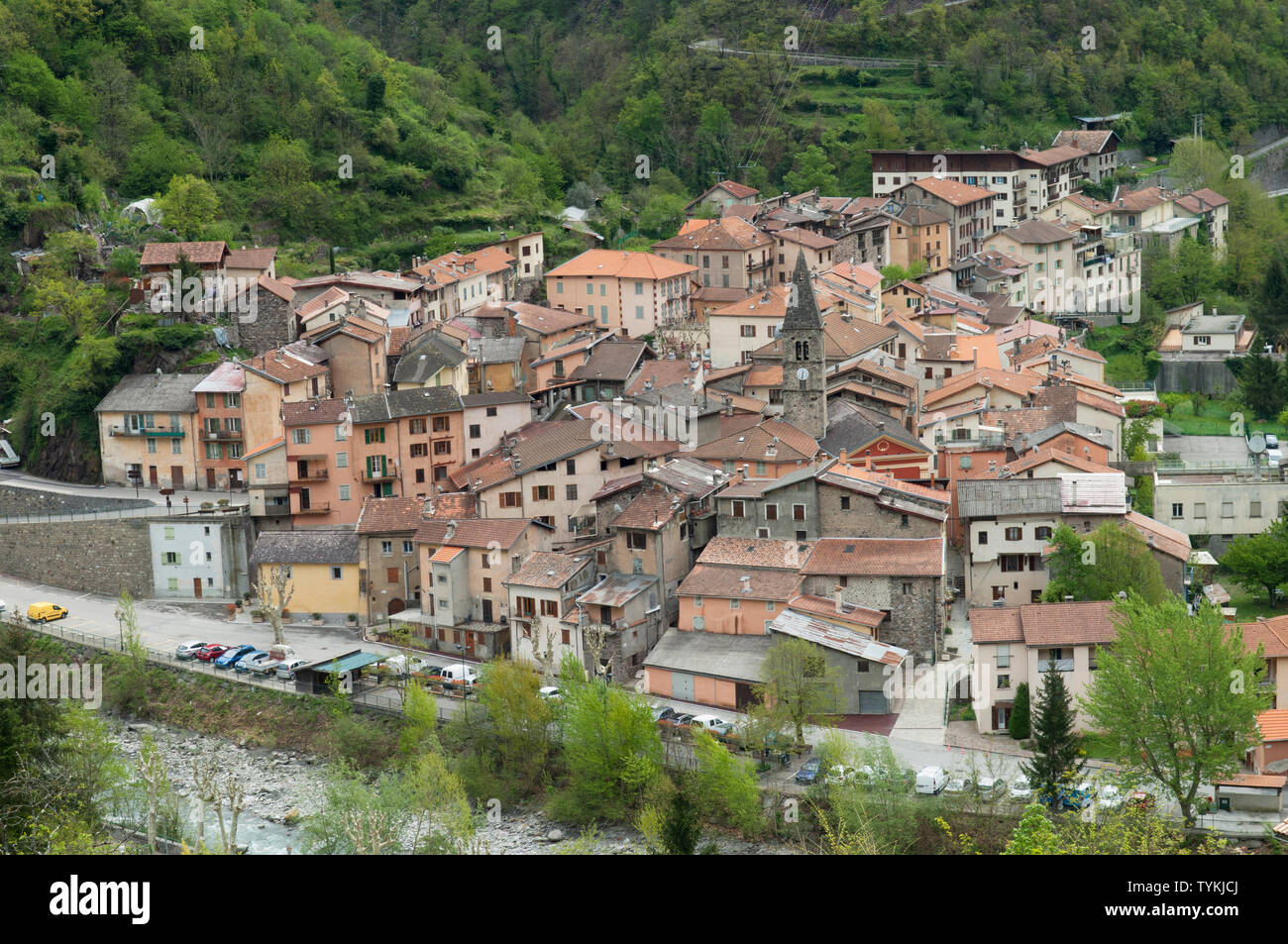 Le village de Saint-Sauveur-sur-Tinée dans la vallée de la Tinée, Parc National du Mercantour, Alpes-Maritime, Provence, France Banque D'Images
