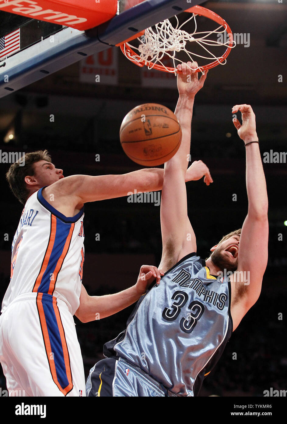 New York Knicks Danilo Gallinari et Memphis Grizzlies Mac Gasol (33) lutte pour une reprise de la première moitié au Madison Square Garden de New York le 27 février 2010. Les Grizzlies défait les Knicks 120-109. UPI/John Angelillo Banque D'Images