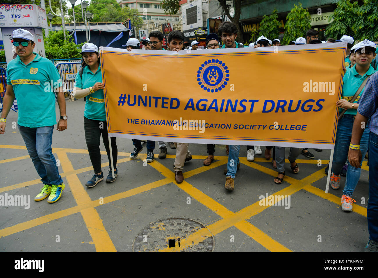 Les participants détiennent une bannière pendant le rallye.United contre la drogue rassemblement organisé par la police de Kolkata à observer la Journée internationale contre l'abus et le trafic illicite de Kolkata. Banque D'Images