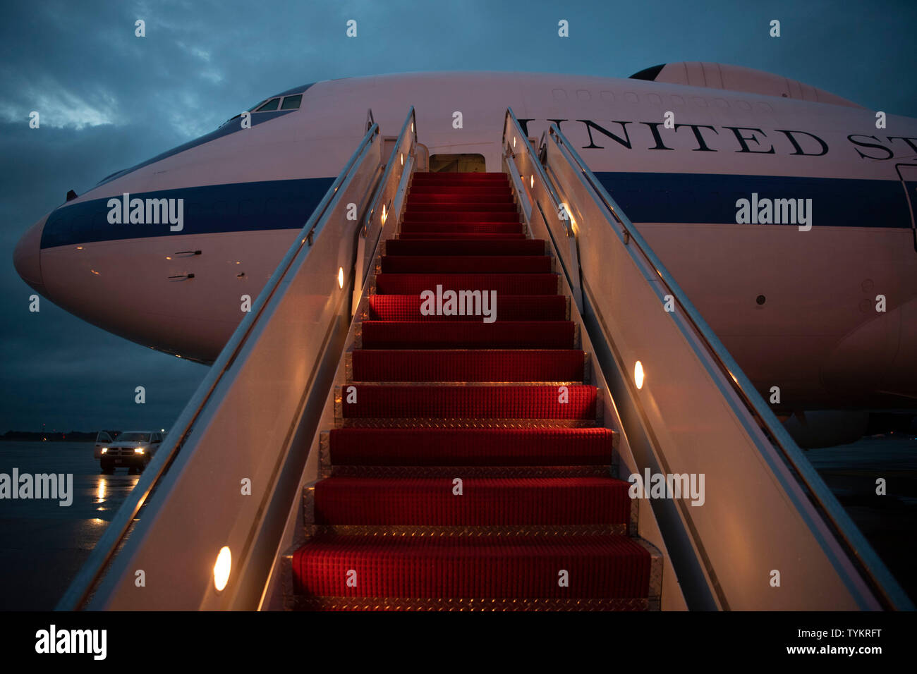 Le E-4B pour l'Belgique voyage pour agir le secrétaire américain à la défense, Mark T. Esper est vu à l'aube, à Joint Base Andrews, dans le Maryland, le 25 juin 2019. (DoD photo par Lisa Ferdinando) Banque D'Images