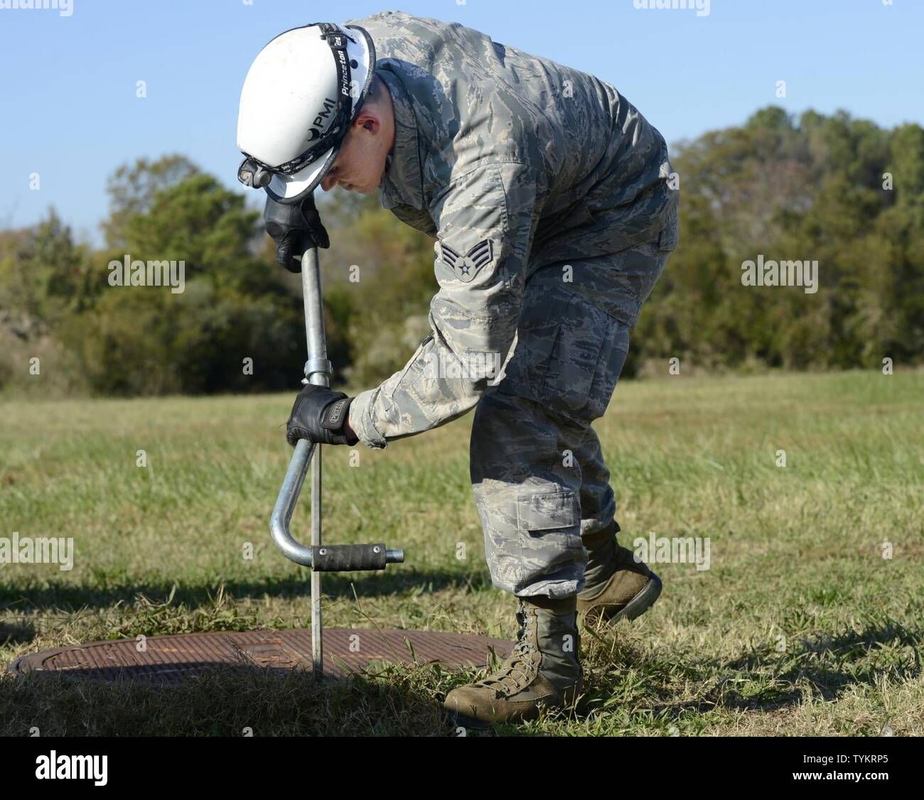 Les cadres supérieurs de l'US Air Force Airman Bruce Winsemius, 633e Escadron des communications et de l'antenne du technicien, ouvre un égout à Joint Base Langley-Eustis, Va., 15 novembre 2016. Le 633e CS câble et antenne aviateurs inspecter les câbles de base tout au long de chaque mois, dans le cadre de leur inspection de maintenance préventive. Banque D'Images