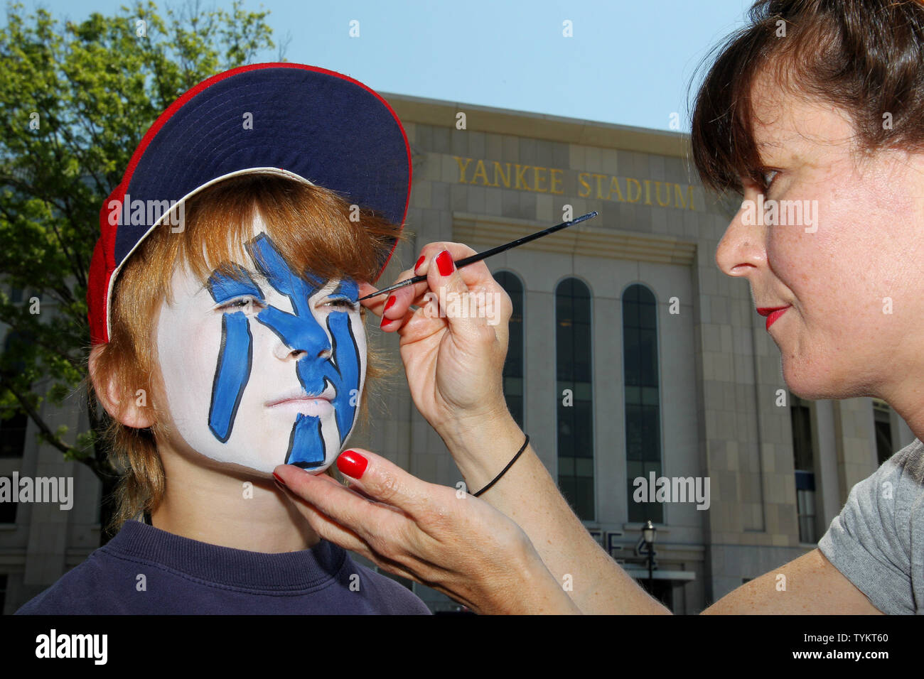 Gina Allison de Waterbury CT peint le logo Yankee sur le visage de son fils chasseur devant les Indians de Cleveland jouer les Yankees de New York au Yankee Stadium de New York le 31 mai 2010. UPI/John Angelillo Banque D'Images