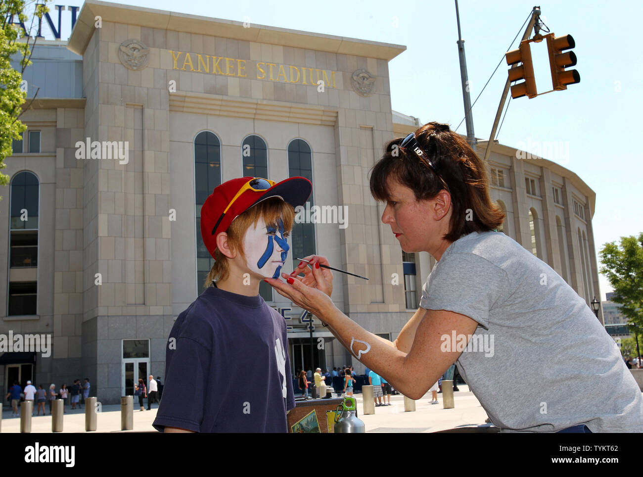Gina Allison de Waterbury CT peint le logo Yankee sur le visage de son fils chasseur devant les Indians de Cleveland jouer les Yankees de New York au Yankee Stadium de New York le 31 mai 2010. UPI/John Angelillo Banque D'Images
