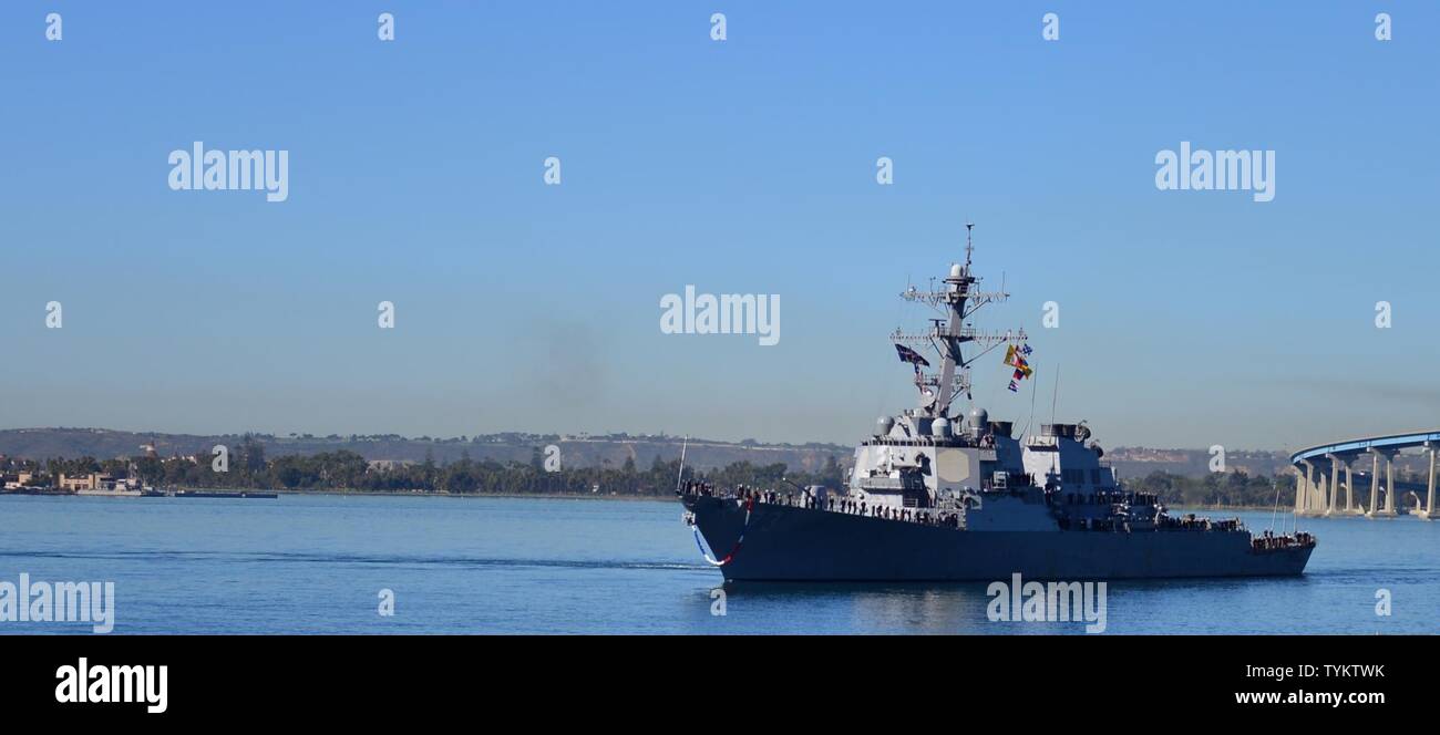 DIEGO (nov. 14, 2016) - lance-missiles le destroyer USS DECATUR (DDG 73) retourne à son port d'attache, base navale de San Diego, après avoir effectué un déploiement de sept mois, le 14 novembre. Decatur, ainsi que les destroyers lance-missiles USS Momsen (DDG 92) et USS Spruance (DDG 111), déployée à l'appui de la sûreté maritime et de la stabilité dans la région du Pacifique-Indo-Asia comme partie si la première flotte de surface du Pacifique des États-Unis 3e Groupe d'action sous le Commandant, Escadron de destroyers (CD) 31. Banque D'Images