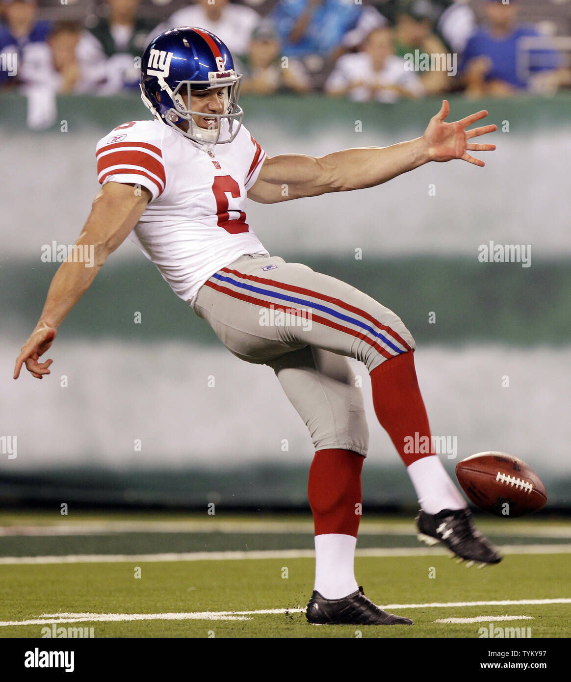 New York Giants Matt Dodge plates la balle au premier trimestre contre les New York Jets dans la semaine 1 de la NFL Preseason au New Meadowlands Stadium à East Rutherford, New Jersey le 16 août 2010. UPI /John Angelillo Banque D'Images