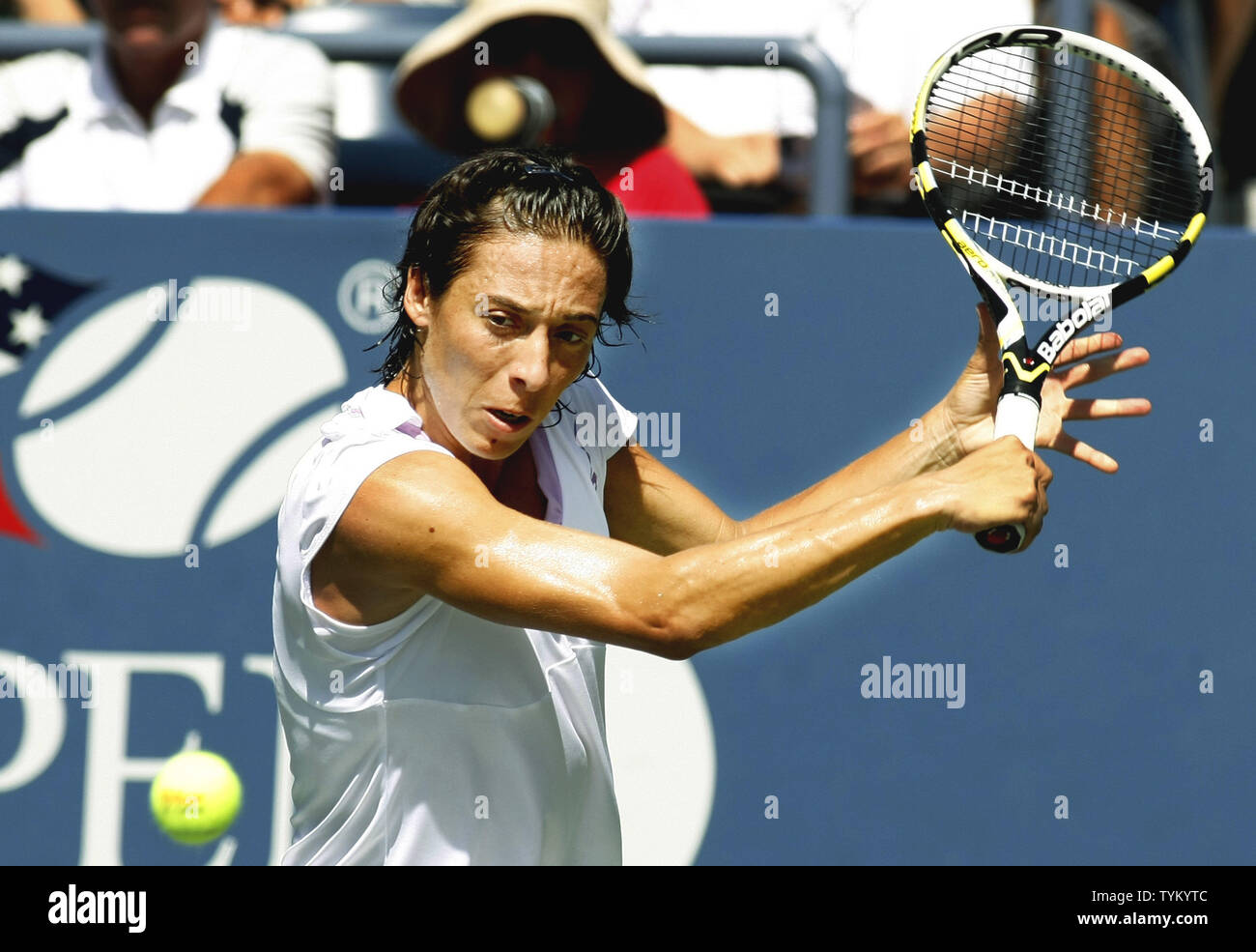 Francesca Schiavone de l'Italie renvoie la balle à Ayumi Morita du Japon au cours de la première ronde de l'action à l'US Open s'est tenue au National Tennis Center le 30 août 2010 à New York. Photo UPI/Monika Graff... Banque D'Images