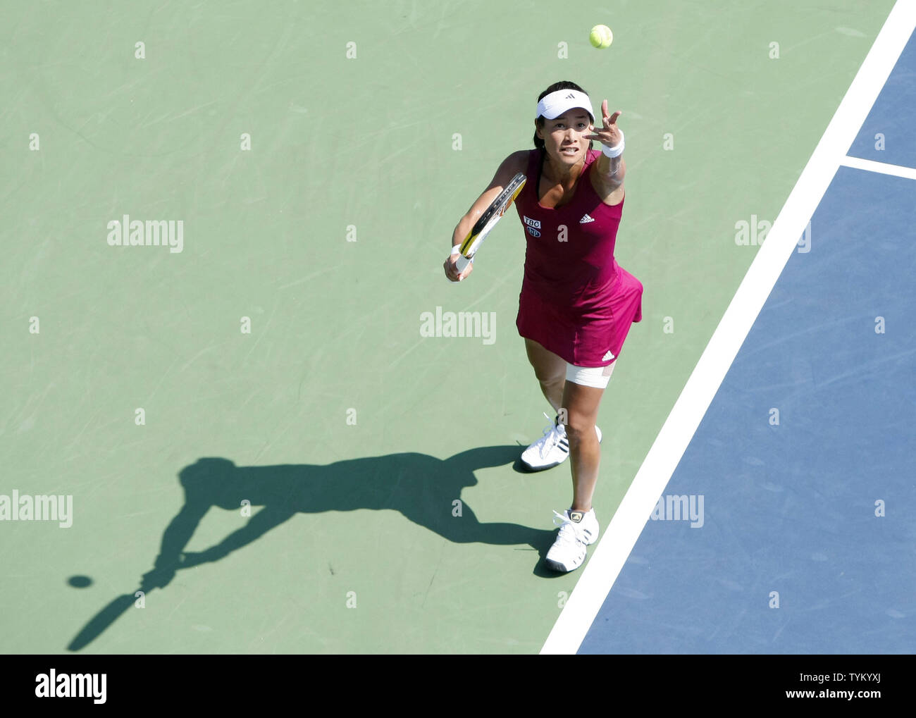 Kimiko Date Krumm du Japon sert à Svetlana Kuznetsova de la Russie au cours de la première ronde de l'action à l'US Open s'est tenue au National Tennis Center le 31 août 2010 à New York. Photo UPI/Monika Graff... Banque D'Images