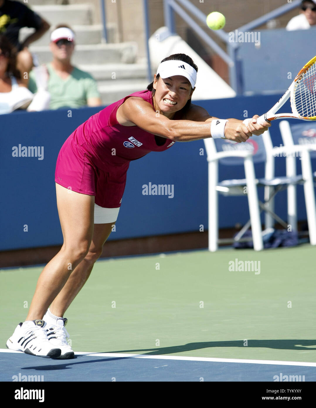 Kimiko Date Krumm du Japon renvoie la balle à Svetlana Kuznetsova de la Russie au cours de la première ronde de l'action à l'US Open s'est tenue au National Tennis Center le 31 août 2010 à New York. Photo UPI/Monika Graff... Banque D'Images