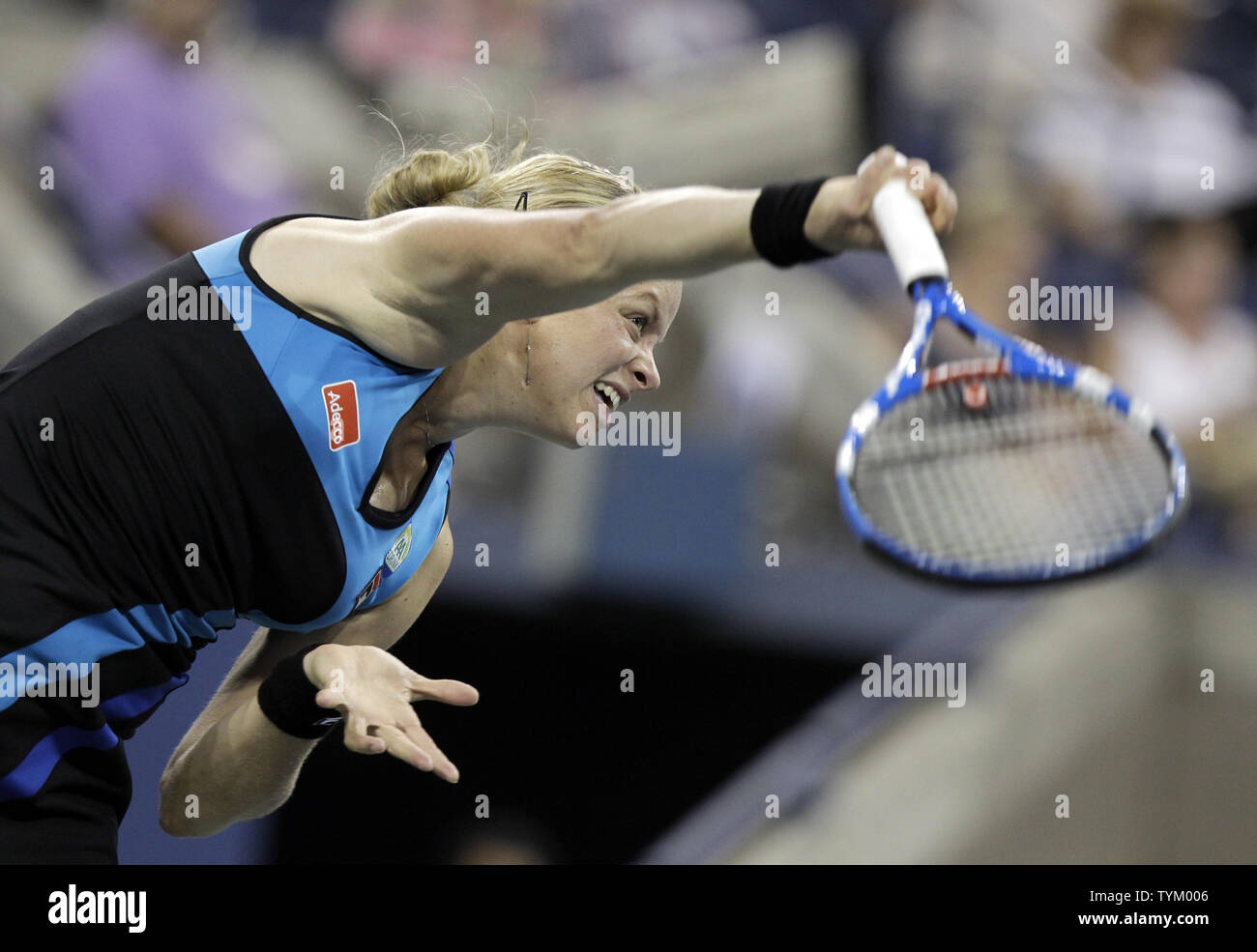 Kim Clijsters de Belgique sert à Sally pairs de l'Australie au premier tour à l'US Open Tennis Championships à Arthur Ashe Stadium à New York le 1 septembre 2010. UPI/John Angelillo Banque D'Images