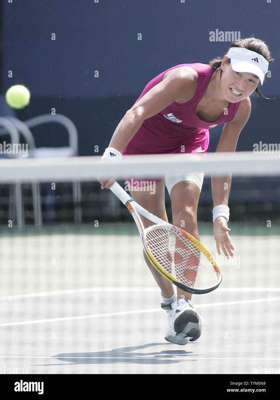 Kimiko Date Krumm du Japon renvoie la balle comme elle et son conjoint Ayumi Morita, également du Japon, prendre sur les Serbes Jelena Jankovic et Bojana Foued durant la première ronde de l'action double à l'US Open s'est tenue au National Tennis Center le 1 septembre 2010 à New York. Photo UPI/Monika Graff... Banque D'Images