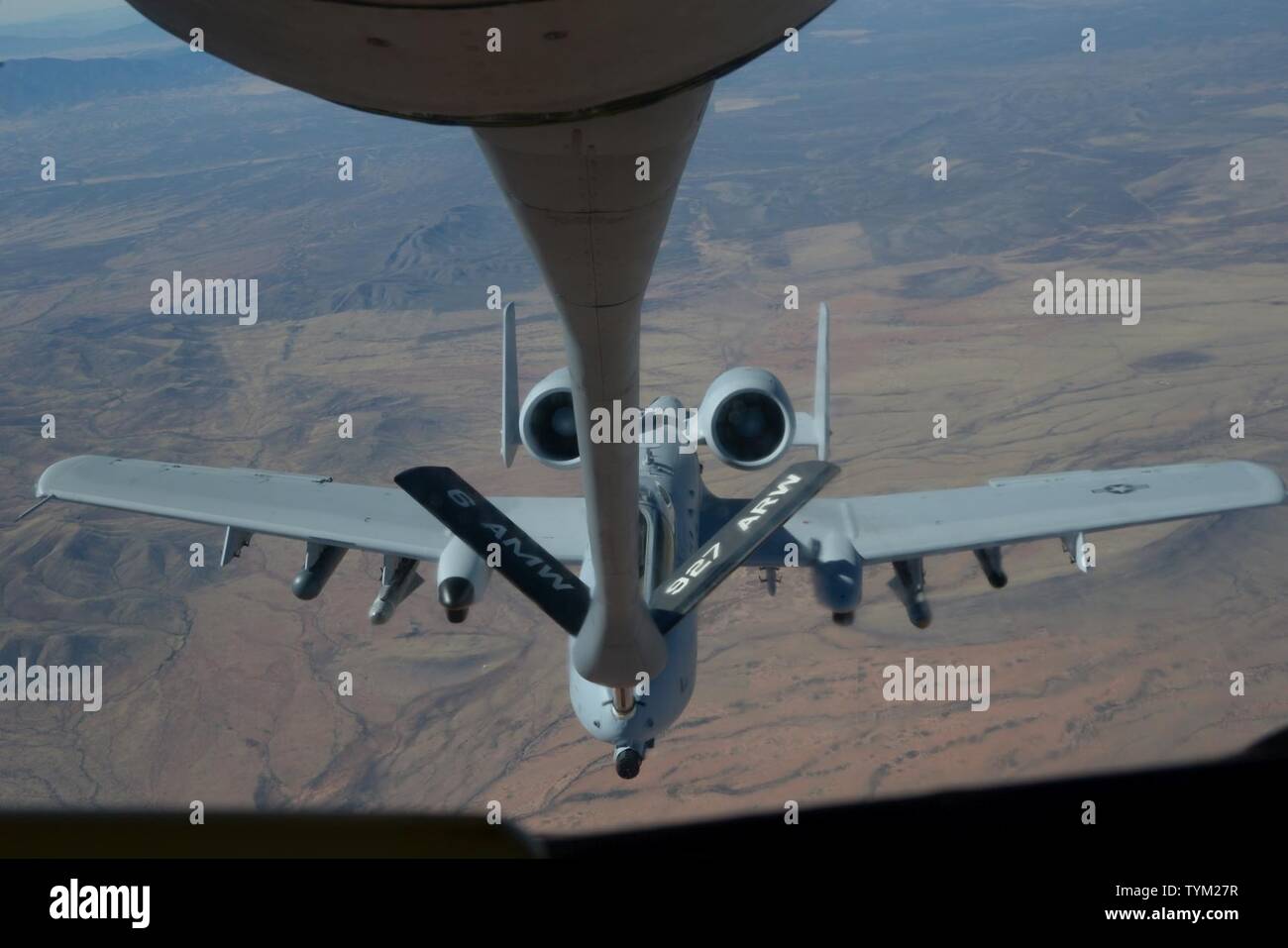 Un A-10C Thunderbolt II affecté à la 354e Escadron de chasse, la base aérienne Davis-Monthan Air Force Base, en Arizona, se prépare à recevoir le combustible dans un KC-135R Stratotanker à partir du 91e Escadron de ravitaillement en vol, la base aérienne MacDill, en Floride, dans le sud-est en Arizona, le 15 novembre 2016. Les deux escadrons participent à l'exercice, un drapeau Cactus grand-force exercer que les essais 355e Escadre de chasse est prête et la conformité. Banque D'Images