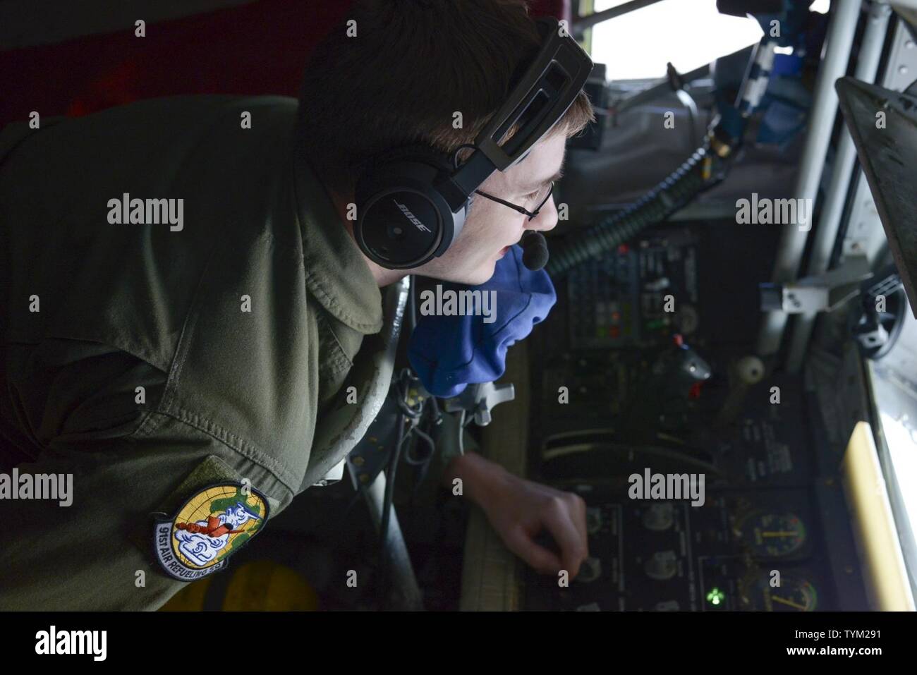 Les cadres supérieurs de l'US Air Force Michael Airman McNicolas, 91e Escadron de ravitaillement en vol perchman, commande la flèche pendant le ravitaillement en vol d'un A-10C Thunderbolt II sur le sud-est en Arizona, le 15 novembre 2016. La 91e ARS hors de la base aérienne MacDill, Floride, à condition qu'un KC-135R Stratotanker drapeau pour le cactus, un exercice de grande envergure. Banque D'Images