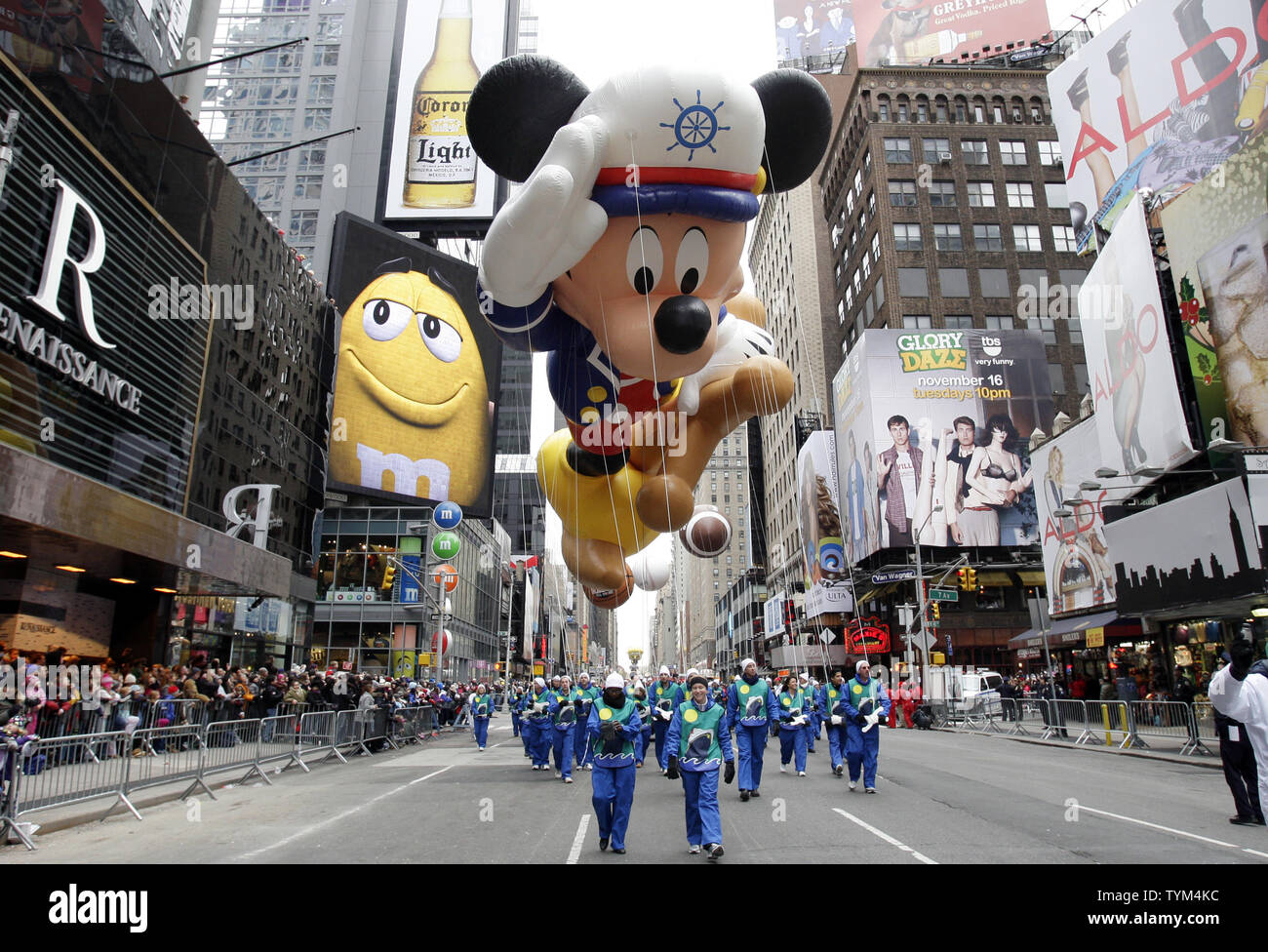 Le Marin Mickey balloon flotte vers le bas l'itinéraire de la parade à la 84e congrès annuel de Macy's Thanksgiving Day Parade à New York le 25 novembre 2010. UPI/John Angelillo Banque D'Images