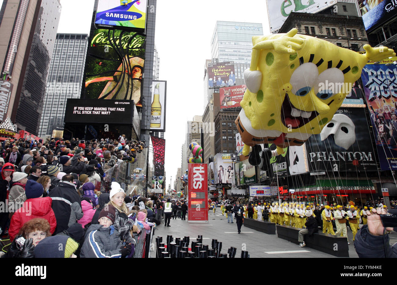 Les aventures de flotteurs ballon vers le bas l'itinéraire de la parade à la 84e congrès annuel de Macy's Thanksgiving Day Parade à New York le 25 novembre 2010. UPI/John Angelillo Banque D'Images