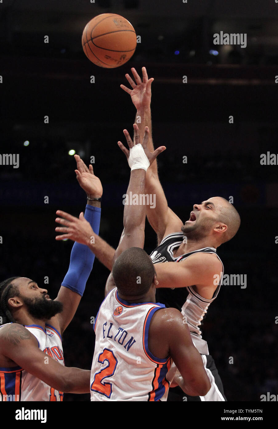 San Antonio Spurs Tony Parker tire sur New York Knicks Raymond Felton dans la première moitié au Madison Square Garden de New York le 4 janvier 2011. UPI/John Angelillo Banque D'Images