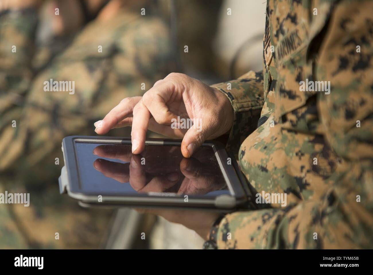 U.S. Marine Corps Le Capitaine Kevin Fitzsimmons, un officier d'infanterie 2e Bataillon, 6e Régiment de Marines, 2e Division de Marines (2d MARDIV), parcelles de points sur un Apple iPad au cours de la nouvelle technologie et l'innovation Spartiate sur la Semaine de Camp Lejeune, N.C., 16 novembre 2016. L'émergence de Spartan de la technologie et de l'innovation semaine met en vedette le nouveau matériel de la réalité virtuelle utilisée pour améliorer la formation des futurs Marines. Banque D'Images