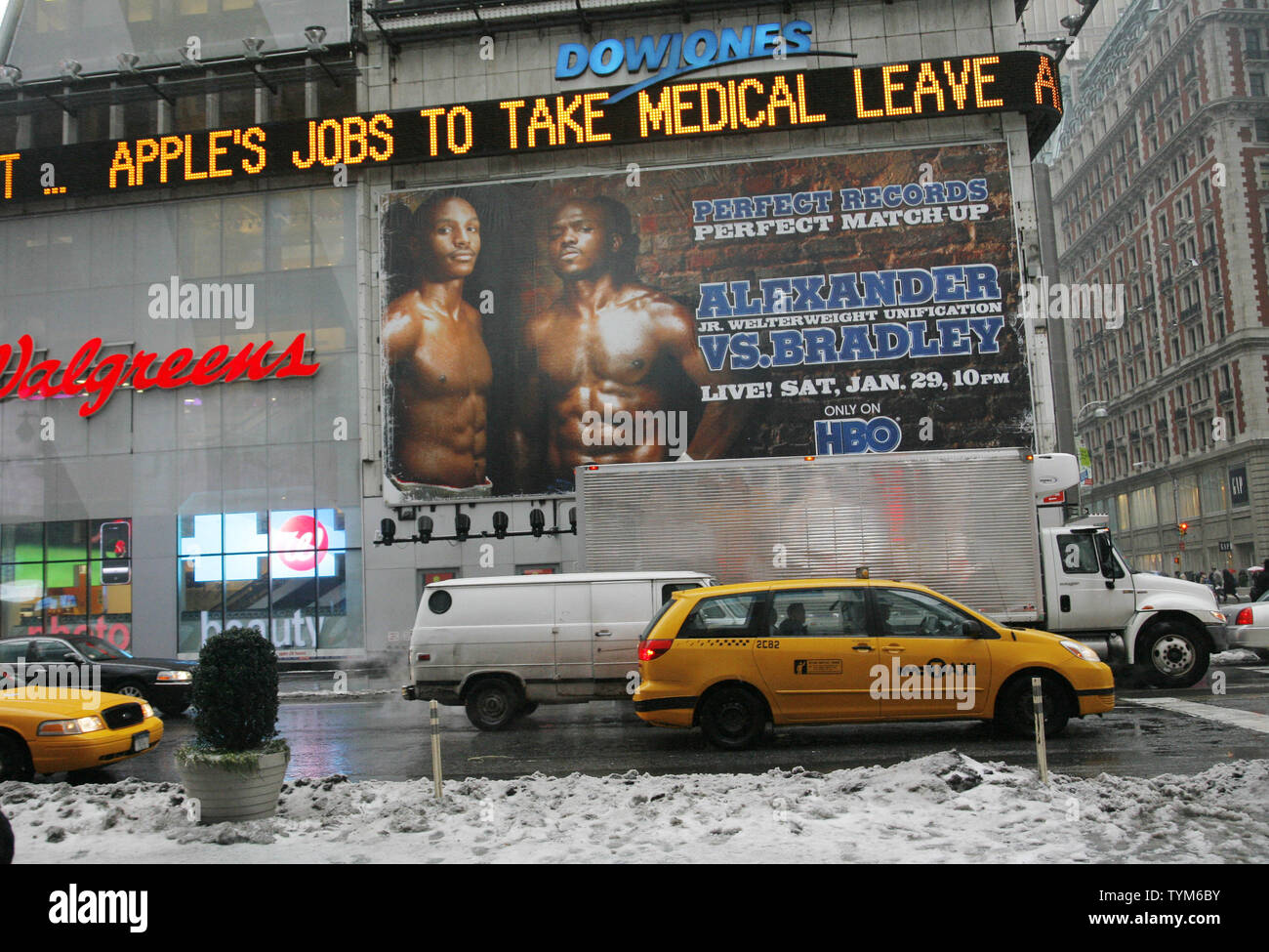 Un signe électronique dans Time Square montre que CEO d'Apple Steve Jobs prend un congé médical le 18 janvier 2011 à New York. L'annonce a entraîné une diminution de cette société qui s'est prolongée vers le bas l'indice composé Nasdaq. UPI/Monika Graff Banque D'Images