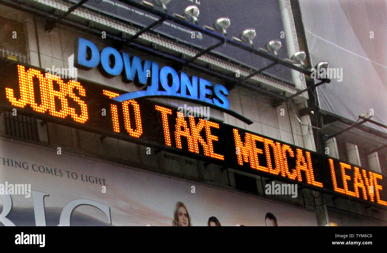 Un signe électronique dans Time Square montre que CEO d'Apple Steve Jobs prend un congé médical le 18 janvier 2011 à New York. L'annonce a entraîné une diminution de cette société qui s'est prolongée vers le bas l'indice composé Nasdaq. UPI/Monika Graff Banque D'Images