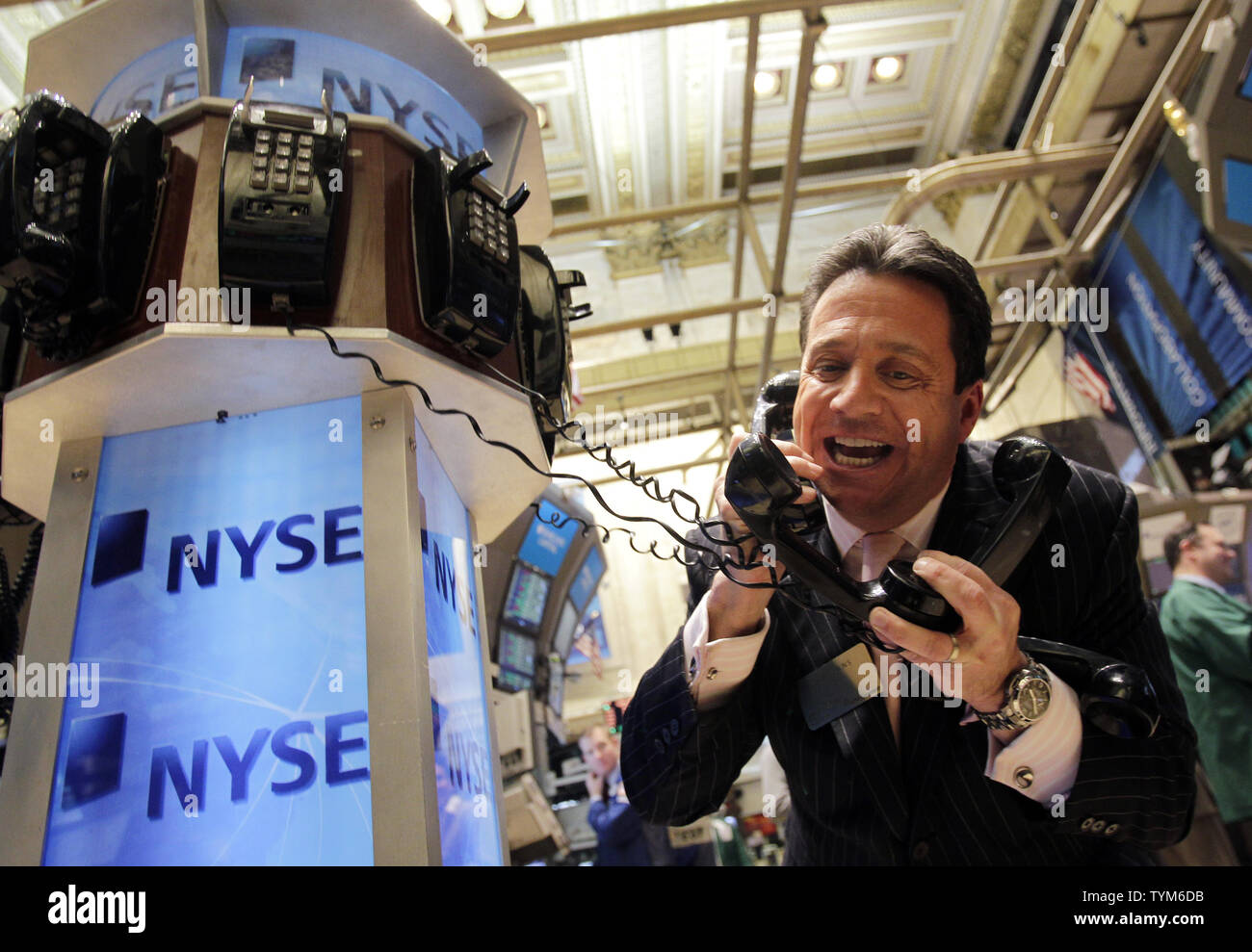 WABC-TV Météorologue Bill Evans fait semblant de faire un échange sur le parquet de la Bourse de New York à Wall Street le 26 janvier 2011 à New York. UPI/John Angelillo Banque D'Images