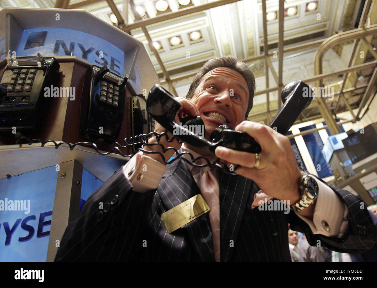 WABC-TV Météorologue Bill Evans fait semblant de faire un échange sur le parquet de la Bourse de New York à Wall Street le 26 janvier 2011 à New York. UPI/John Angelillo Banque D'Images