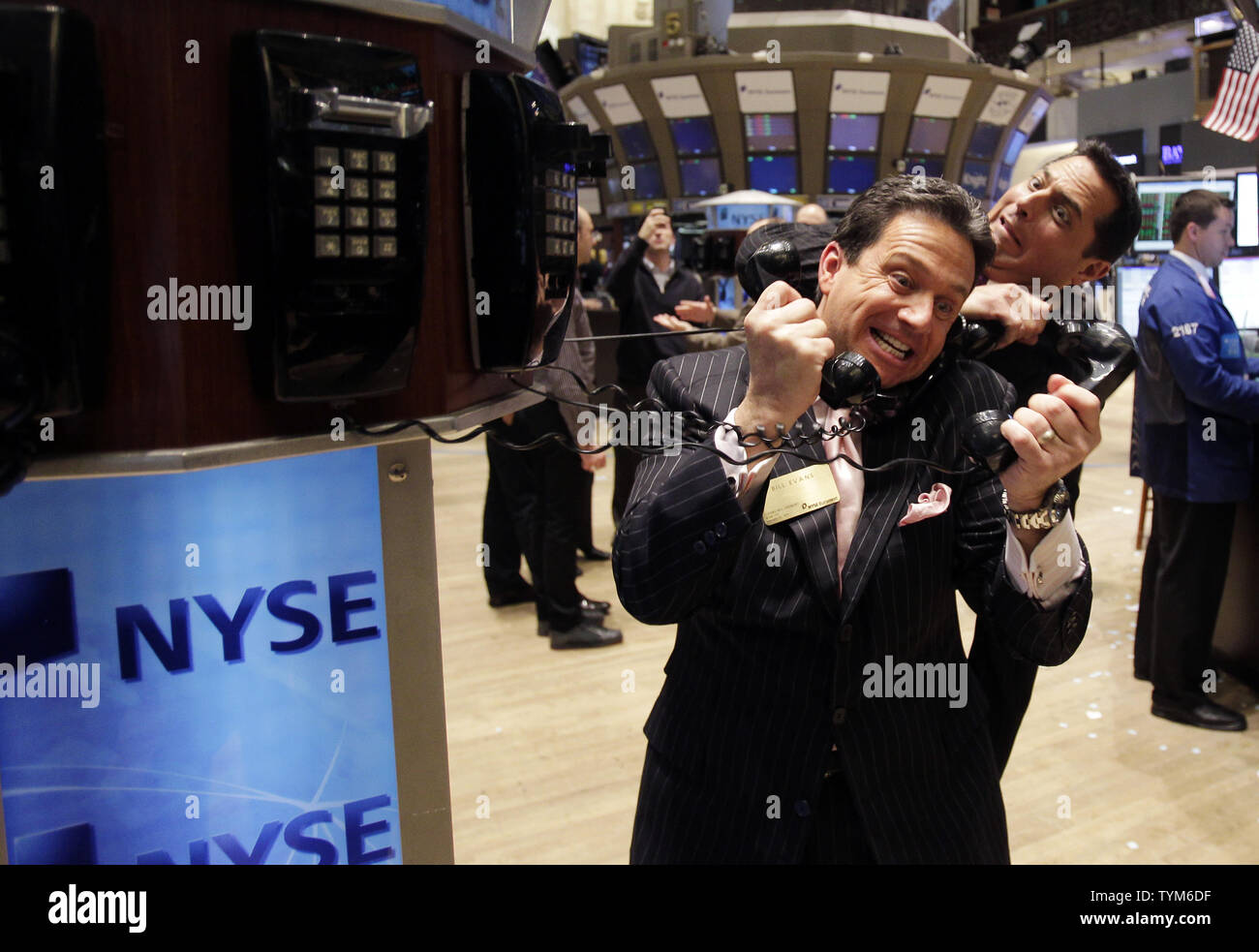 WABC-TV Météorologue Bill Evans et WABC-TV anchor Ken Rosato prétendre être sur le plancher de la Bourse de New York à Wall Street le 26 janvier 2011 à New York. UPI/John Angelillo Banque D'Images