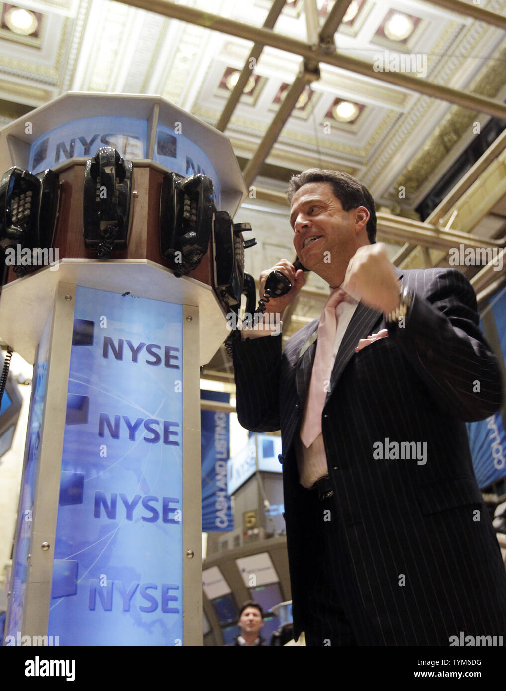WABC-TV Météorologue Bill Evans fait semblant de faire un échange sur le parquet de la Bourse de New York à Wall Street le 26 janvier 2011 à New York. UPI/John Angelillo Banque D'Images
