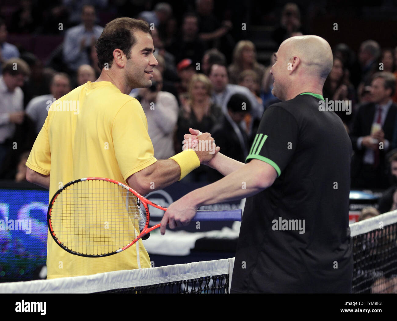 Légendes du Tennis Pete Sampras et Andre Agassi, serrer la main au filet après leur match à la BNP Paribas Showdown au Madison Square Garden de New York le 28 février 2011. Sampras Agassi battu 6-2, 6-4. UPI/John Angelillo Banque D'Images