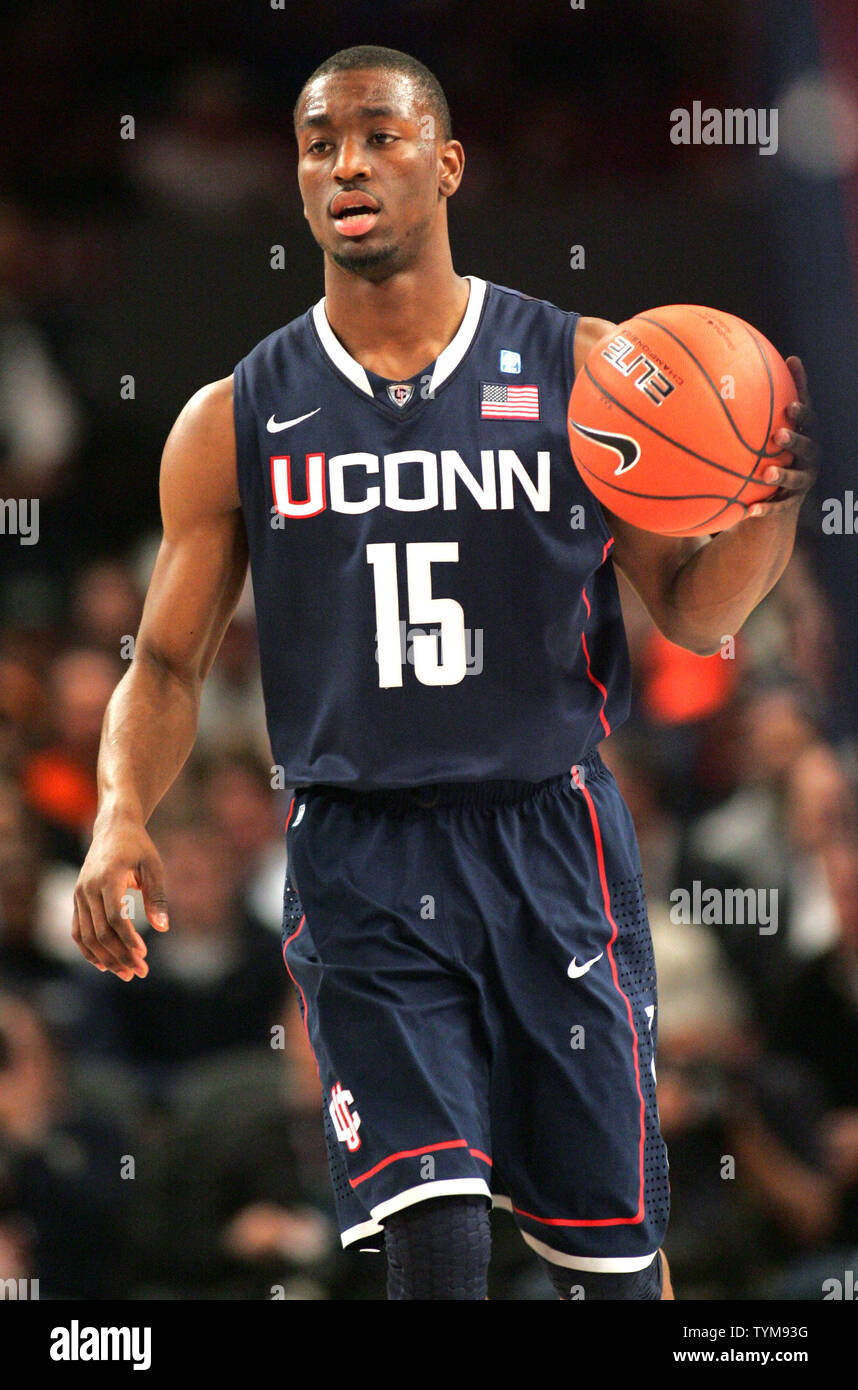 Kemba Walker du Connecticut dribble la balle dans la première moitié contre Pittsburgh à la NCAA de basket-ball Big East Championship au Madison Square Garden le 10 mars 2011 à New York. Photo UPI/Monika Graff... Banque D'Images