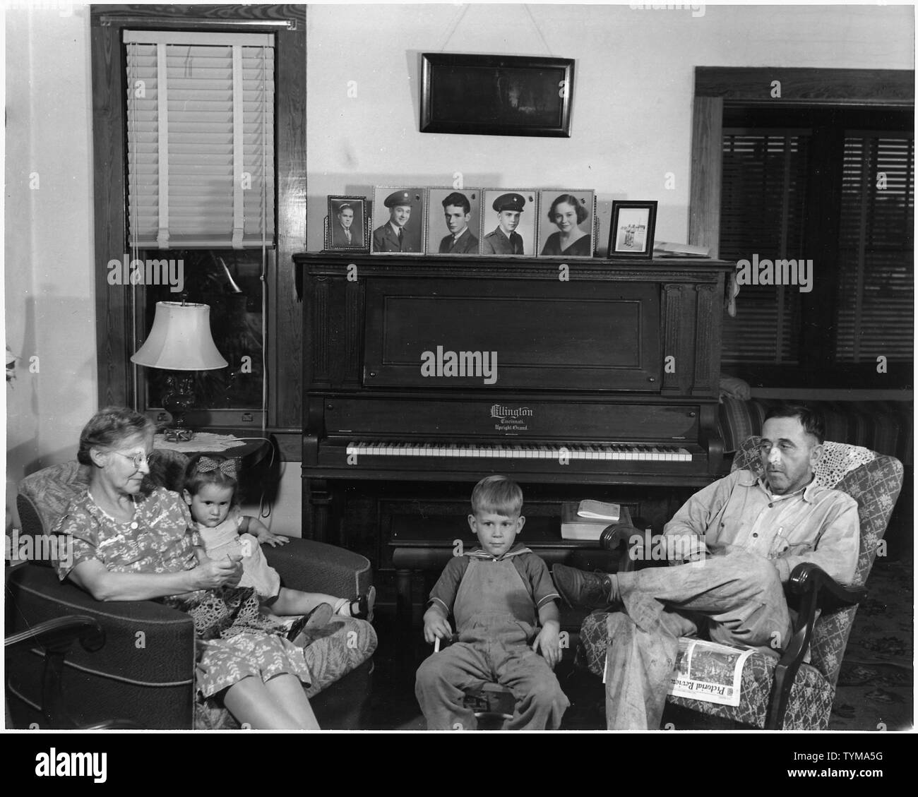 La famille de la Roe Squinzano, en Floride, après une journée de travail pour l'Deland extérieure. Gauche est Mme La Roe, avec son twe-petite-fille de l'année prochaine, est de quatre ans, Eugene, Clarence La Roe de son fils, et M. La re. Banque D'Images