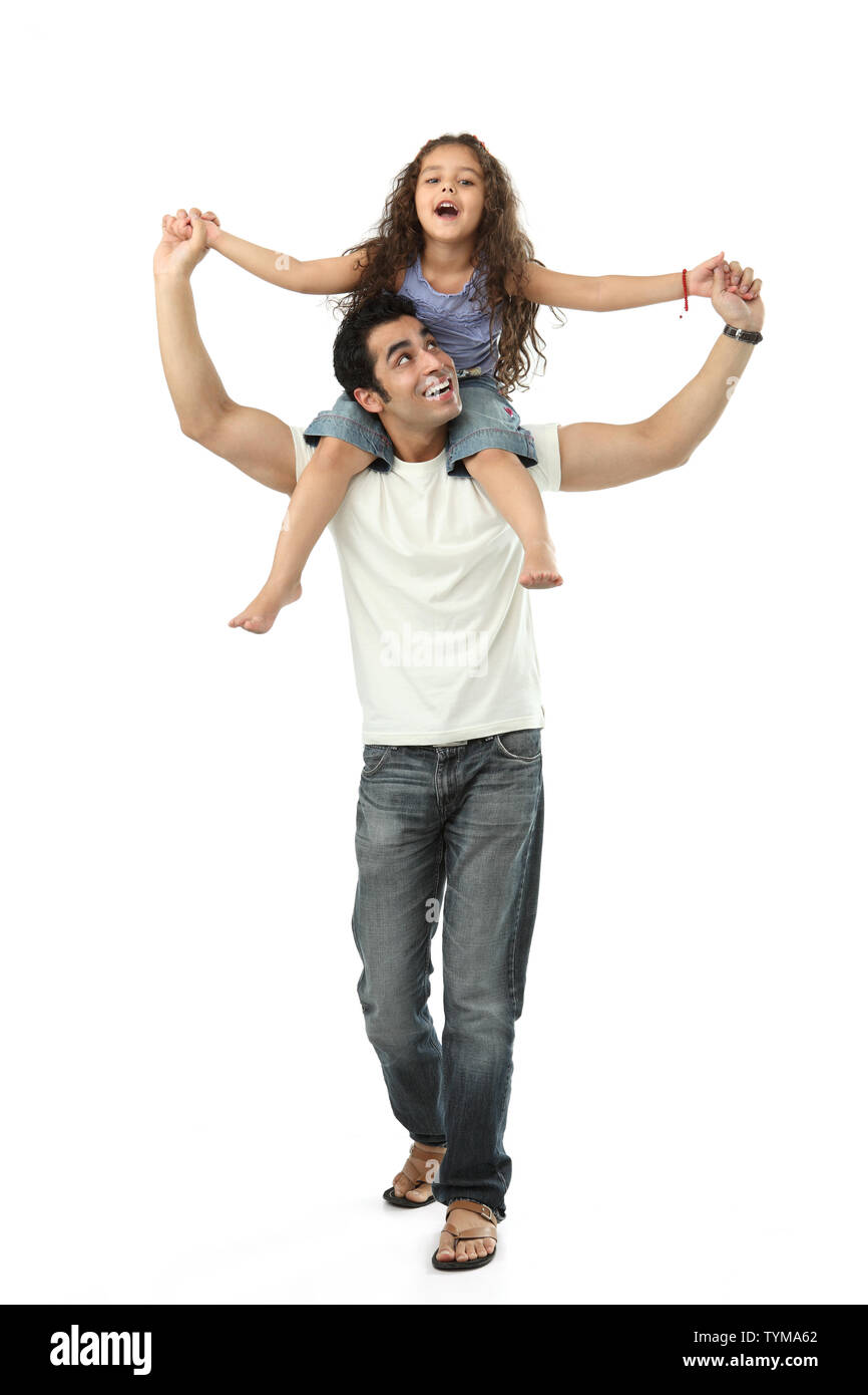 Homme portant sa fille sur ses épaules Banque D'Images