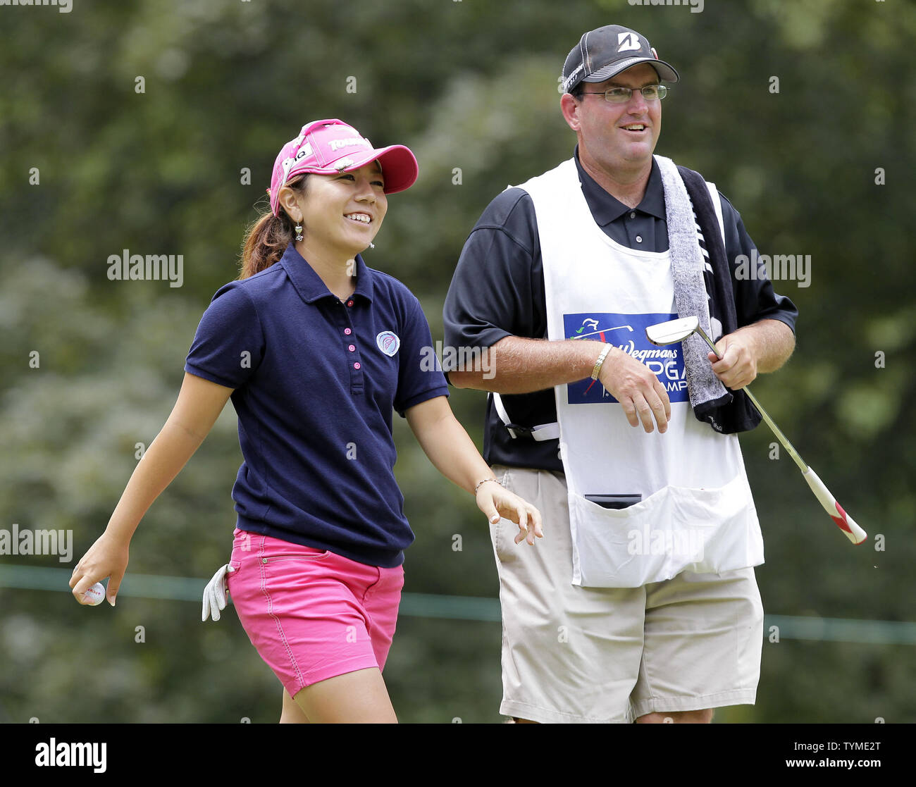 Mika Miyazato promenades pour la 15e té au troisième tour de l'Wegmans LPGA Championship à Locust Hill Country Club, à Rochester, New York le 25 juin 2011. UPI/John Angelillo Banque D'Images