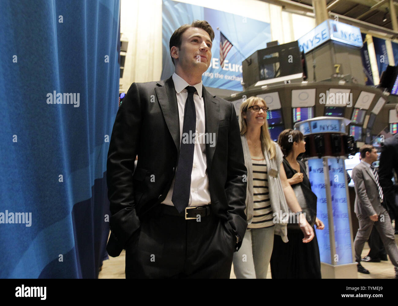 L'acteur Chris Evans marche sur le parquet de la Bourse de New York pour promouvoir la sortie du film "Capitaine America : le premier vengeur' sur Wall Street à New York City le 11 juillet 2011. UPI/John Angelillo Banque D'Images