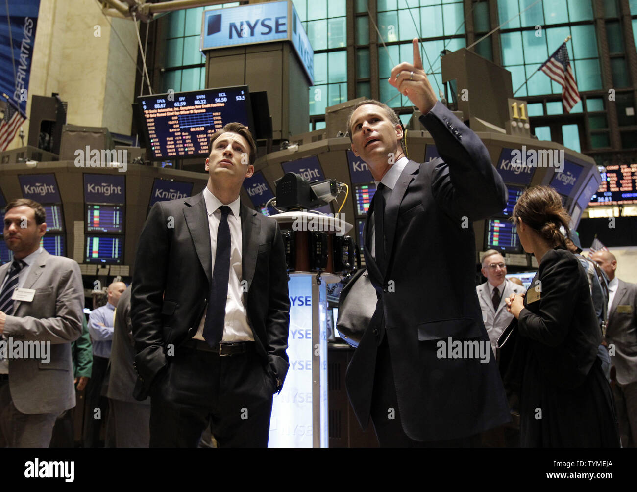 L'acteur Chris Evans se dresse sur le parquet de la Bourse de New York pour promouvoir la sortie du film "Capitaine America : le premier vengeur' sur Wall Street à New York City le 11 juillet 2011. UPI/John Angelillo Banque D'Images