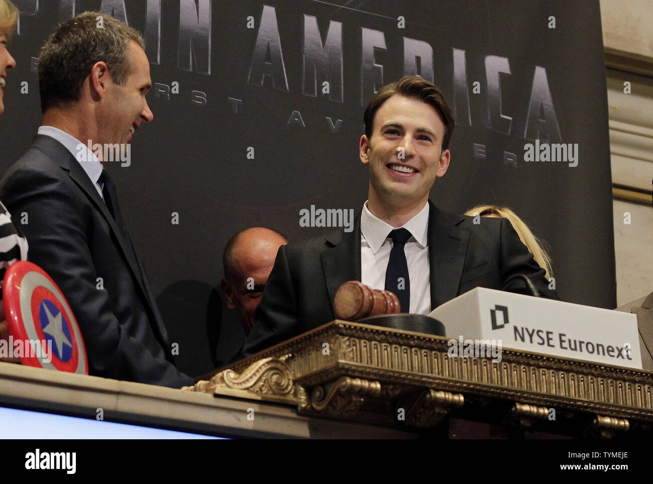 L'acteur Chris Evans fait la promotion de la sortie du film "Capitaine America : le premier vengeur" en sonnant la cloche d'ouverture sur le parquet de la Bourse de New York sur Wall Street à New York City le 11 juillet 2011. UPI/John Angelillo Banque D'Images