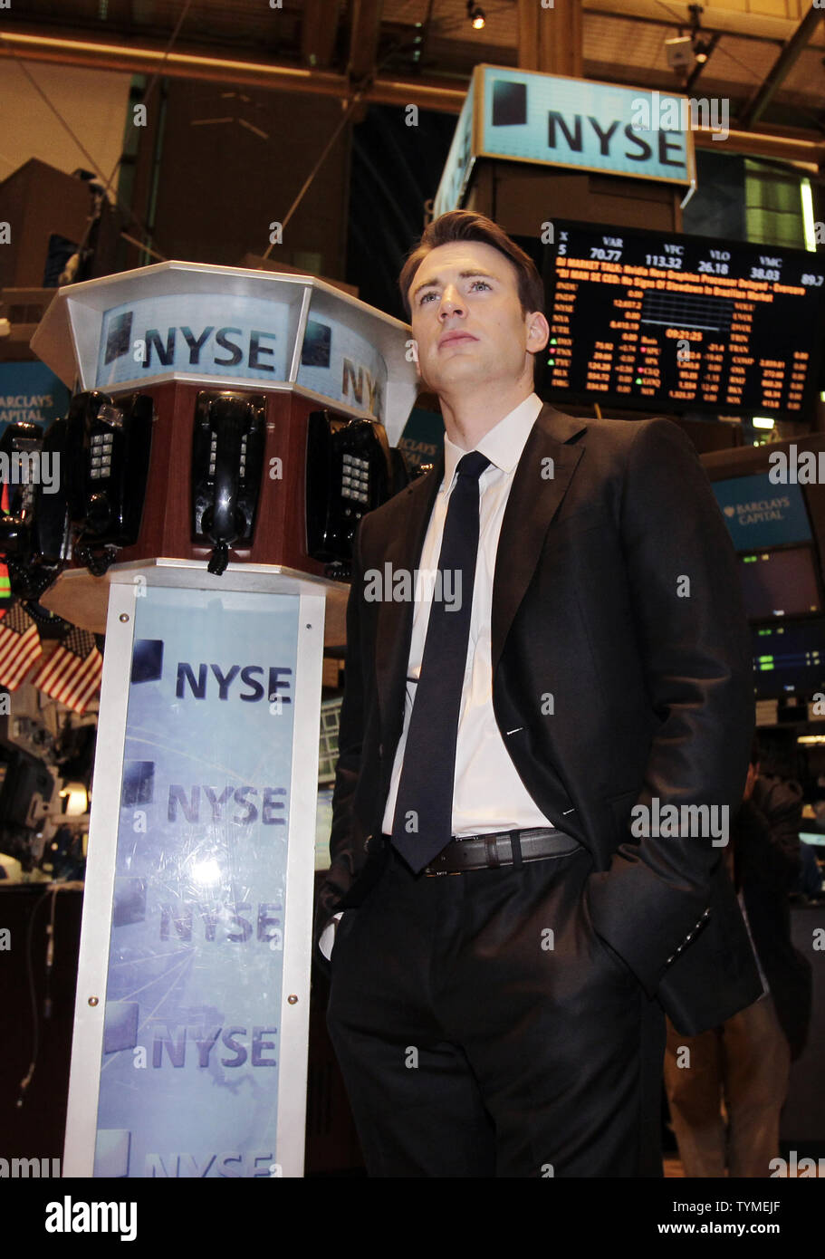 L'acteur Chris Evans se dresse sur le parquet de la Bourse de New York pour promouvoir la sortie du film "Capitaine America : le premier vengeur' sur Wall Street à New York City le 11 juillet 2011. UPI/John Angelillo Banque D'Images