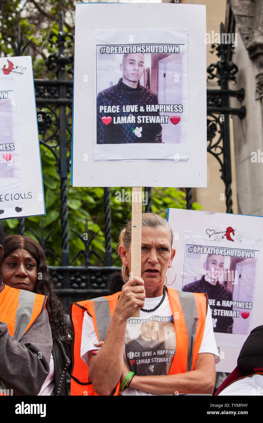 Londres, Royaume-Uni. 26 Juin, 2019. Couteau de militants contre la criminalité, y compris les familles qui ont perdu des êtres chers à la criminalité, couteau de protestation devant le Parlement dans le cadre de l'opération d'arrêt pour faire pression sur le gouvernement et, en particulier, le prochain premier ministre, de prendre des mesures urgentes pour prévenir le crime et de couteau pour protéger ses citoyens. Credit : Mark Kerrison/Alamy Live News Banque D'Images