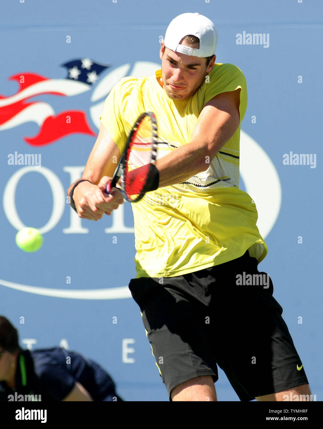 John Isner, USA, renvoie la balle à Andy Murray de Grande-Bretagne, quatrième favori, au cours de la au match quart US Open tenu à la National Tennis Center le 9 septembre 2011 à New York. UPI/Monika Graff Banque D'Images