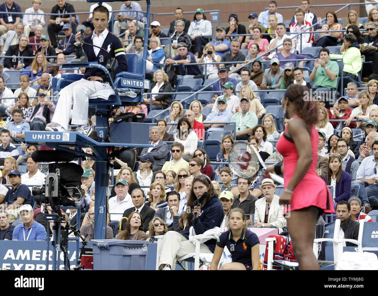 Serena Williams est appelée pour une violation du code dans le deuxième ensemble quand elle s'exprime à la présidence juge-arbitre tout en Asderakia Eva dans son match contre Samantha Stosur de l'Australie dans le Final de la femme dans l'Arthur Ashe Stadium à l'US Open Tennis Championships à la Billie Jean King National Tennis Center à New York, le 11 septembre 2011. UPI/John Angelillo Banque D'Images