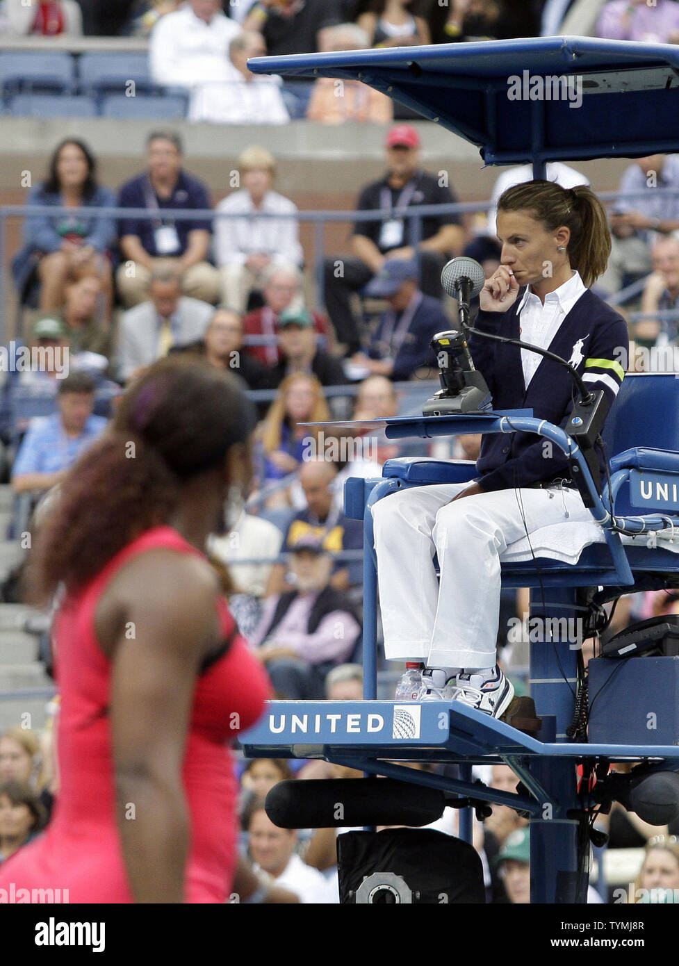 Serena Williams est appelée pour une violation du code dans le deuxième ensemble quand elle s'exprime à la présidence juge-arbitre tout en Asderakia Eva dans son match contre Samantha Stosur de l'Australie dans le Final de la femme dans l'Arthur Ashe Stadium à l'US Open Tennis Championships à la Billie Jean King National Tennis Center à New York, le 11 septembre 2011. UPI/John Angelillo Banque D'Images