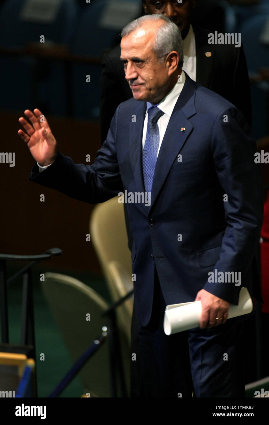 Michel Sleiman, président de la République libanaise, des vagues à bord avant de présenter sa déclaration à la 66e session de l'Assemblée générale des Nations Unies à l'ONU le 21 septembre 2011 à New York. UPI/Monika Graff Banque D'Images