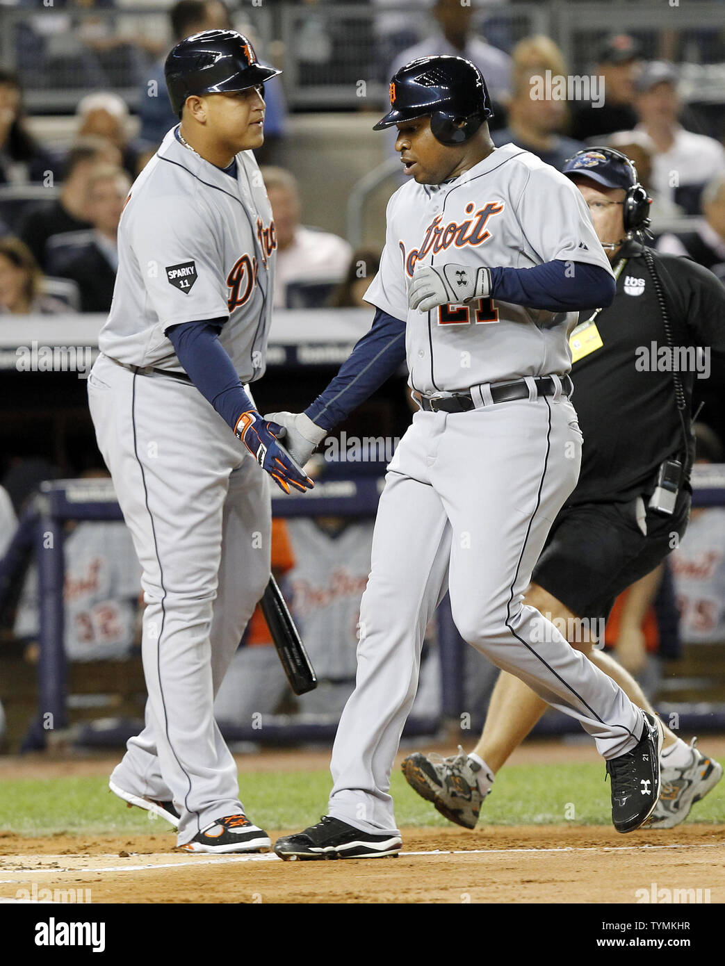 Tigers de Detroit Miguel Cabrera frappe les mains avec de jeunes Delmon Young après frappe un home run en solo en première manche contre les Yankees de New York dans le jeu 1 de l'ALDS au Yankee Stadium de New York le 30 septembre 2011. UPI/John Angelillo Banque D'Images