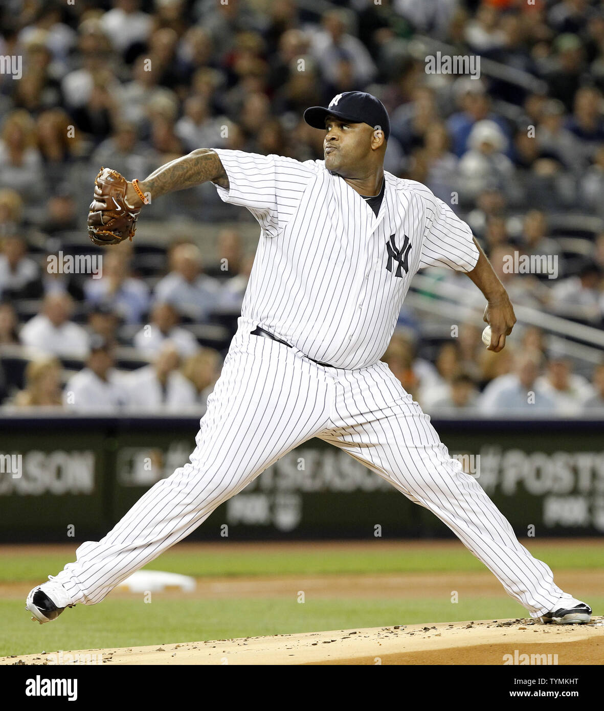 Le lanceur partant des Yankees de New York CC Sabathia lance un pitch en première manche contre les Tigers de Detroit dans le jeu 1 de l'ALDS au Yankee Stadium de New York le 30 septembre 2011. UPI/John Angelillo Banque D'Images