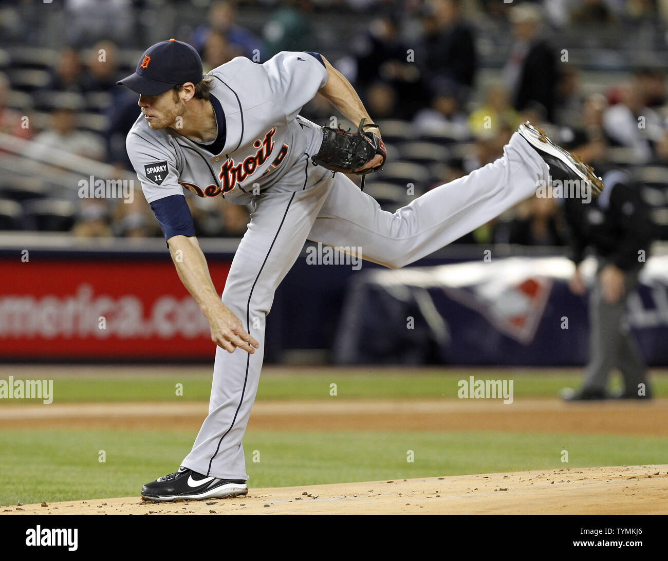 Le lanceur partant des Detroit Tigers Doug Fister jette un lancer dans la deuxième manche contre les Yankees de New York dans le jeu 1 de l'ALDS au Yankee Stadium de New York le 1 octobre 2011. UPI/John Angelillo Banque D'Images